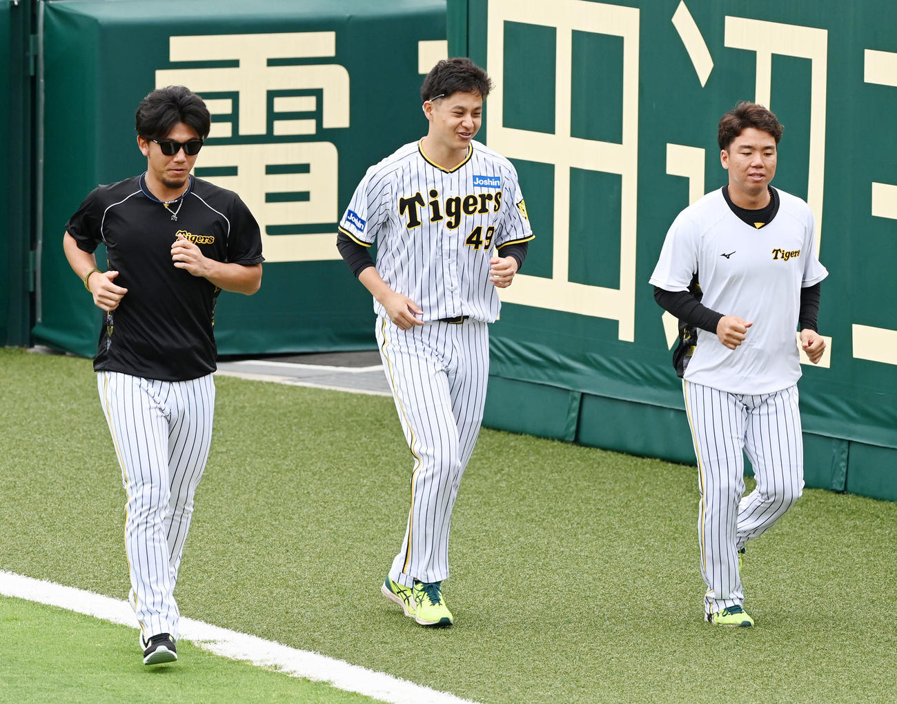 阪神対オリックス　外野を走る左から阪神伊藤将、大竹、村上（撮影・前岡正明）