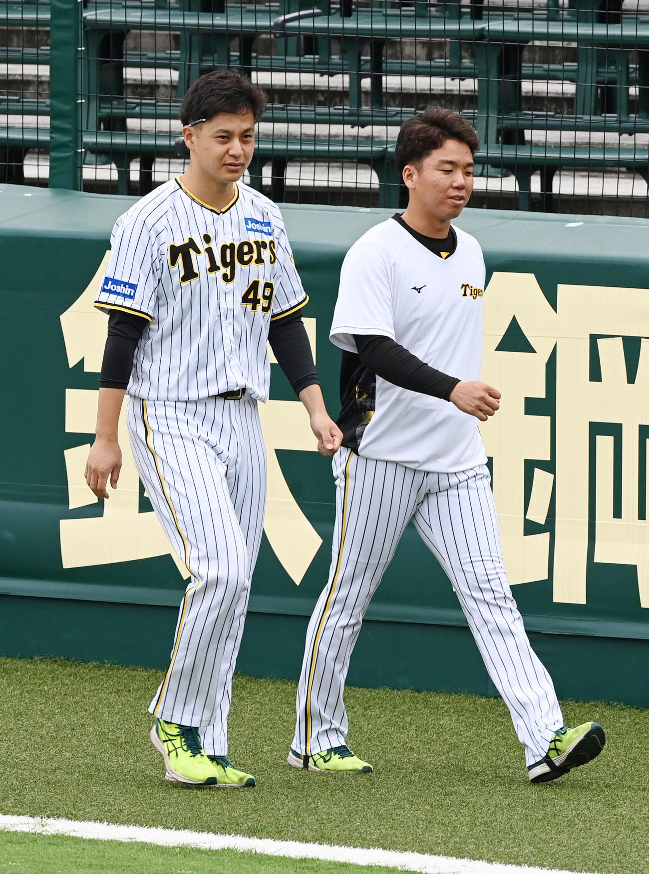 阪神対オリックス　外野を走る左から阪神伊藤将、大竹、村上（撮影・前岡正明）