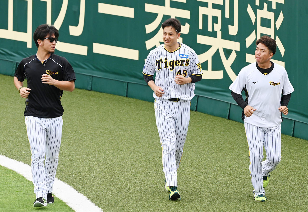 阪神対オリックス　外野を走る左から阪神伊藤将、大竹、村上（撮影・前岡正明）