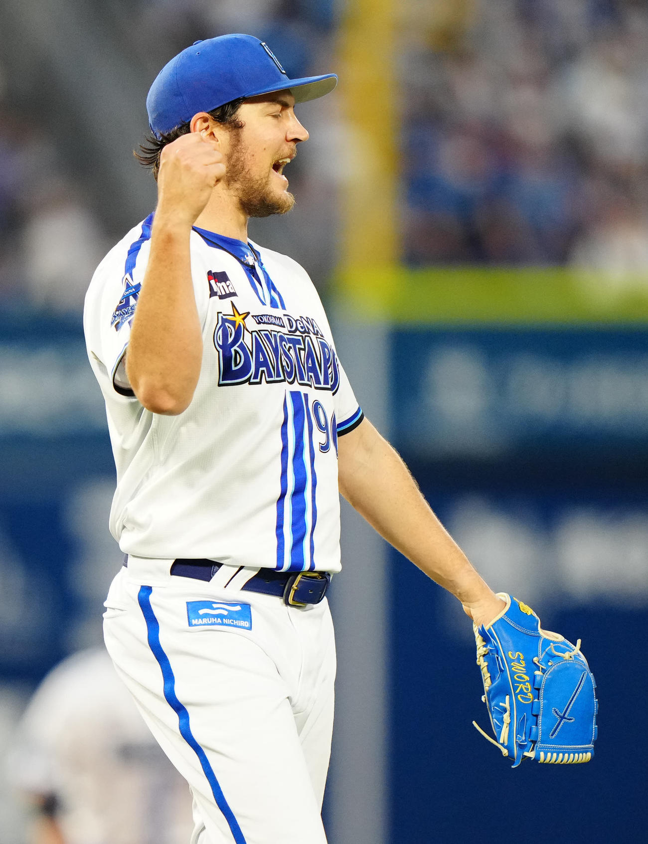 DeNA対日本ハム　4回表日本ハム2死、宮崎の好守で万波を三ゴロとし、ガッツポーズを見せるバウアー（撮影・江口和貴）