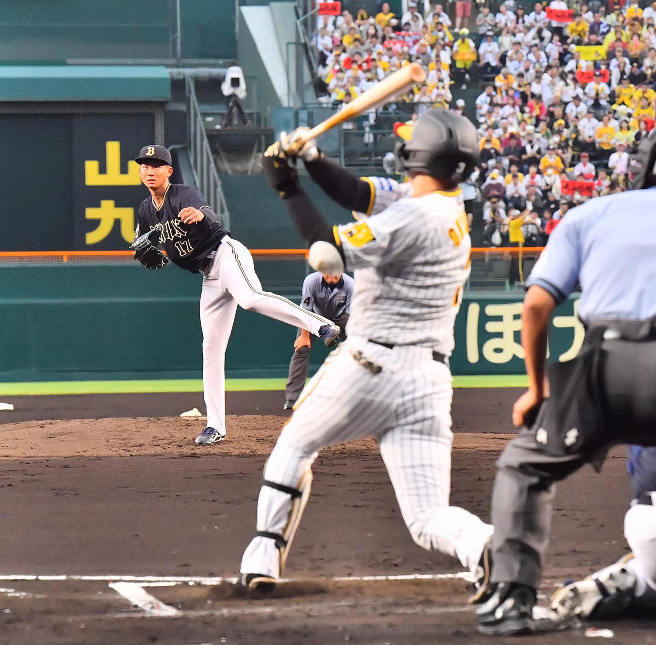 阪神対オリックス　1回裏阪神無死満塁、白鴎大後輩の曽谷から左犠飛を放つ大山（撮影・和賀正仁）