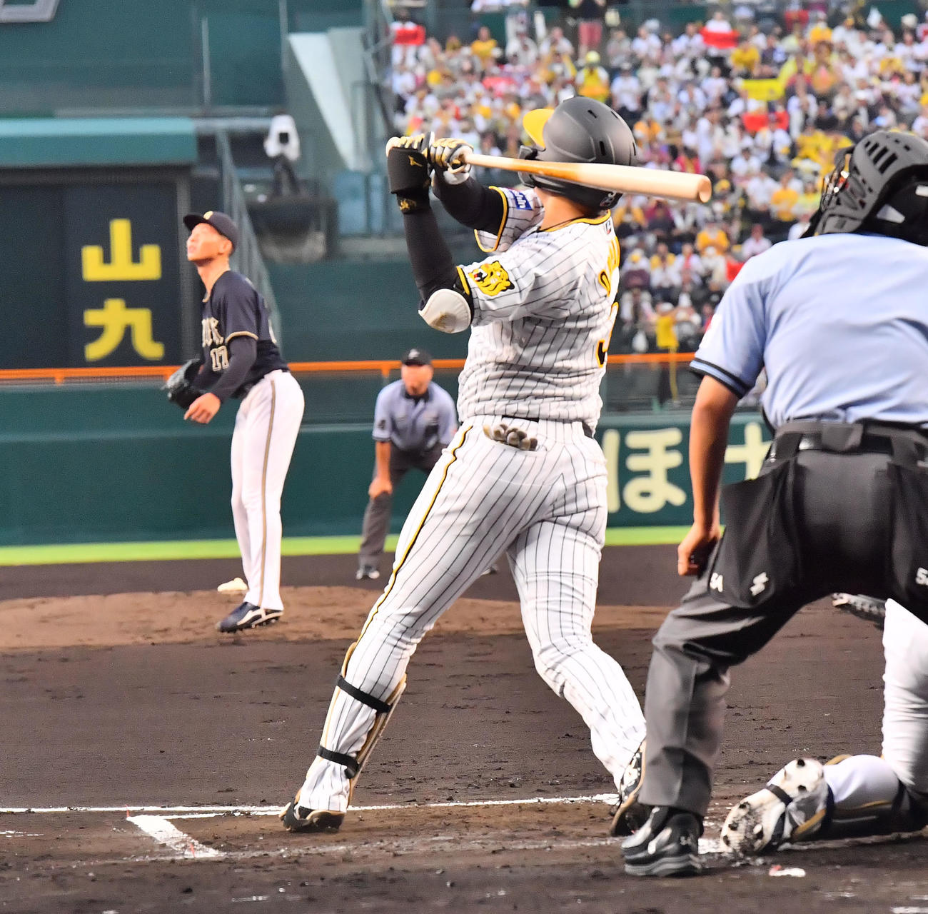 阪神対オリックス　1回裏阪神無死満塁、白鴎大後輩の曽谷から左犠飛を放つ大山（撮影・和賀正仁）