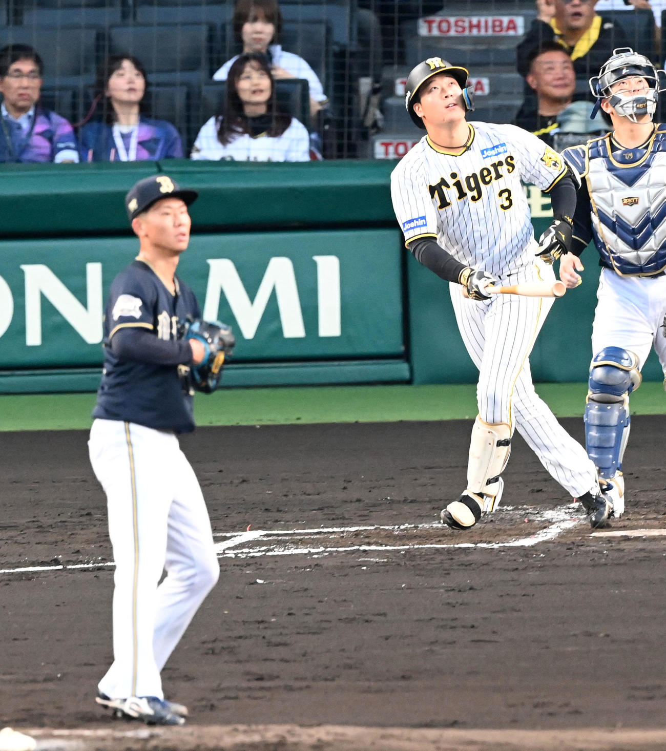 阪神対オリックス　1回裏阪神無死満塁、大山は同点左犠飛を放つ。投手曽谷（撮影・前岡正明）