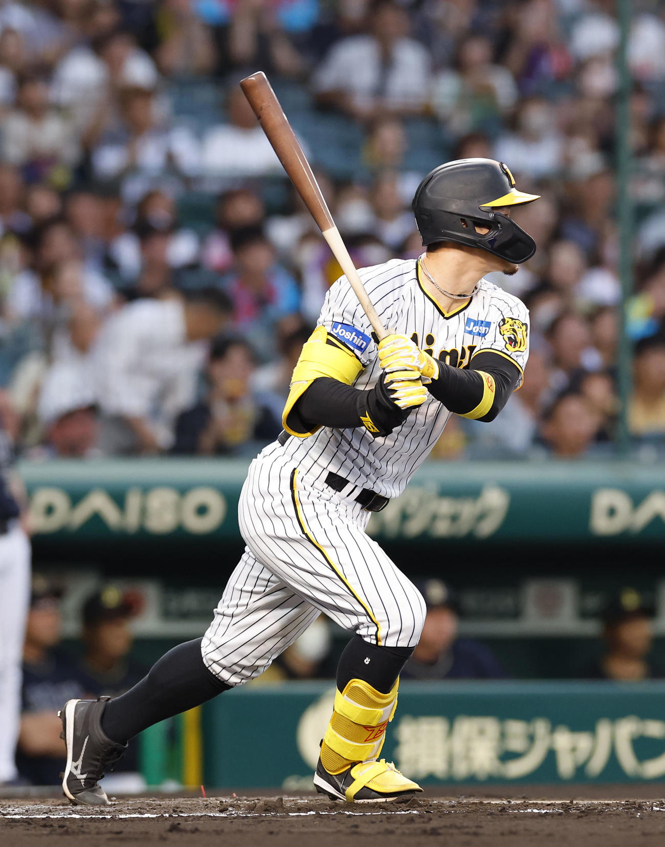 阪神対オリックス　1回裏阪神1死二、三塁、佐藤輝が左越えに2点二塁打を放つ（撮影・藤尾明華）