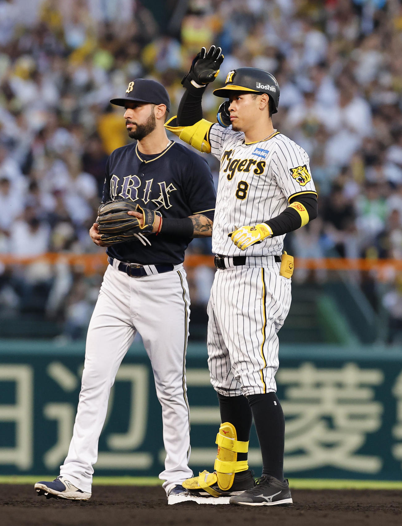 阪神対オリックス　1回裏阪神1死二、三塁、2点二塁打を放ちポーズをとる佐藤輝（撮影・藤尾明華）