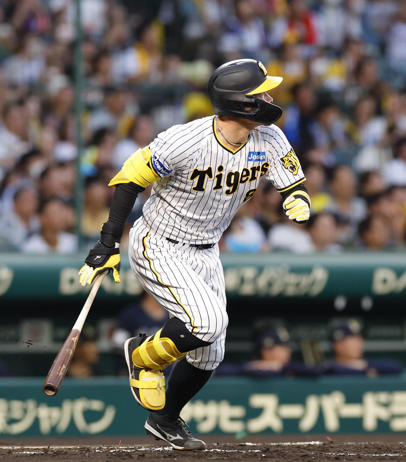 阪神対オリックス　1回裏阪神1死二、三塁、佐藤輝が左越えに2点二塁打を放つ（撮影・藤尾明華）