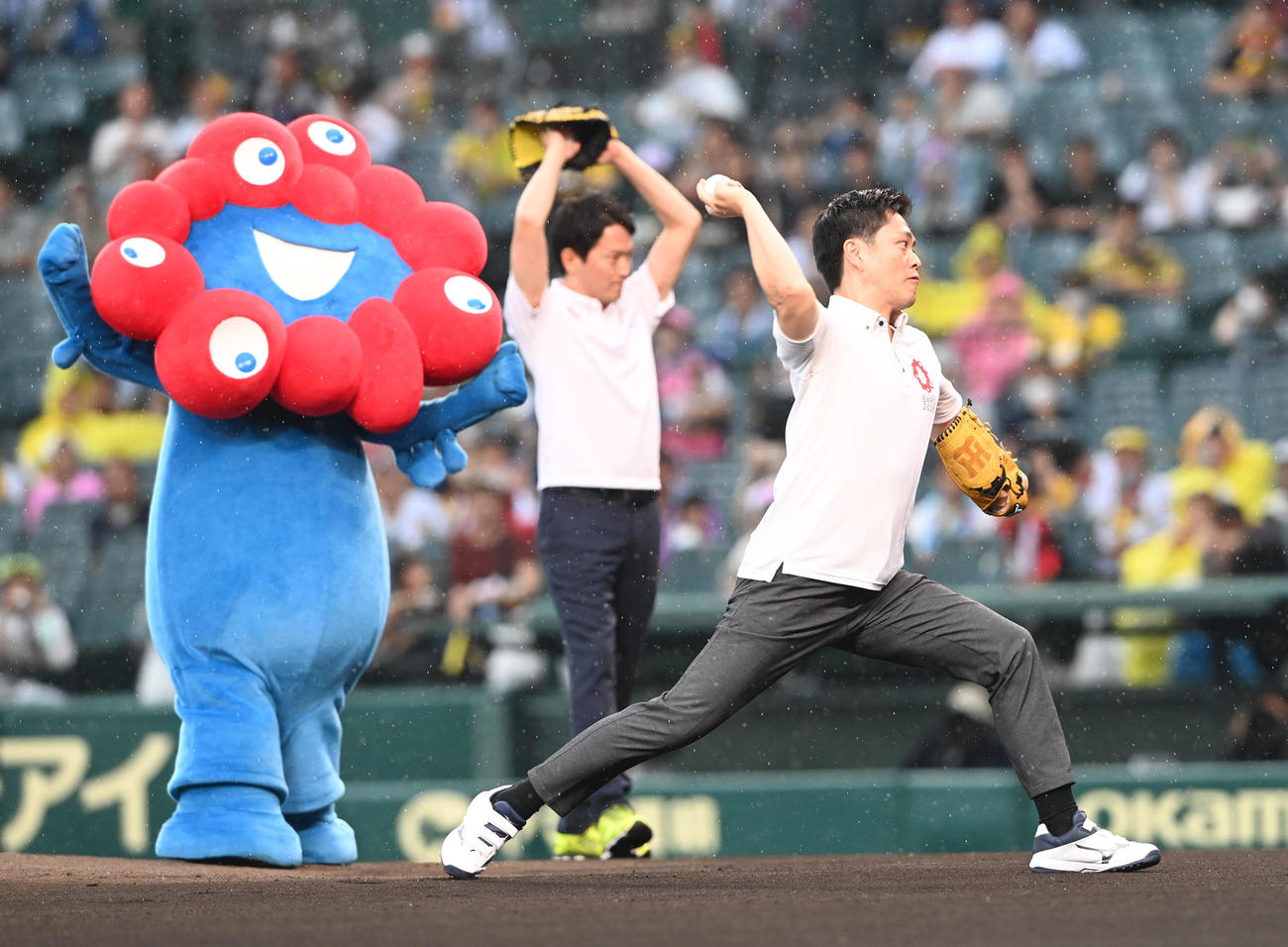 阪神対オリックス　始球式を務める斎藤兵庫県知事（中央）と吉村大阪府知事（撮影・和賀正仁）