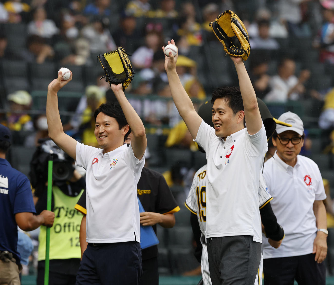 阪神対オリックス　ファーストピッチを行った吉村洋文大阪府知事（右）と斎藤元彦兵庫県知事（撮影・藤尾明華）
