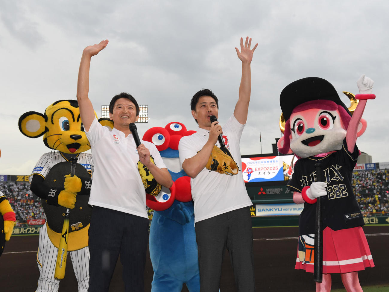 阪神対オリックス　ファーストピッチセレモニーに臨む吉村大阪府知事（中央右）と斎藤兵庫県知事