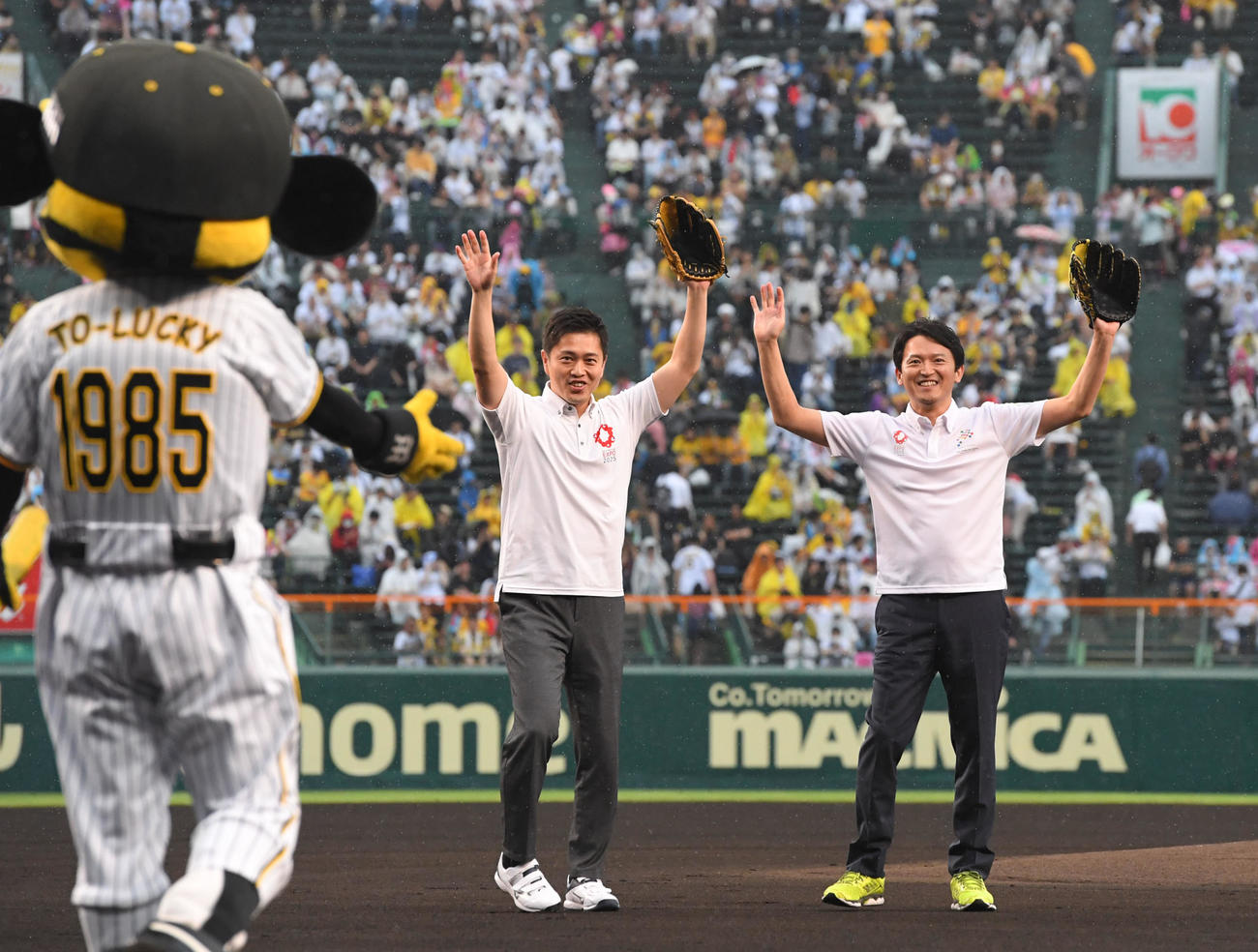 阪神対オリックス　ファーストピッチセレモニーを終え手を振る吉村大阪府知事と斎藤兵庫県知事