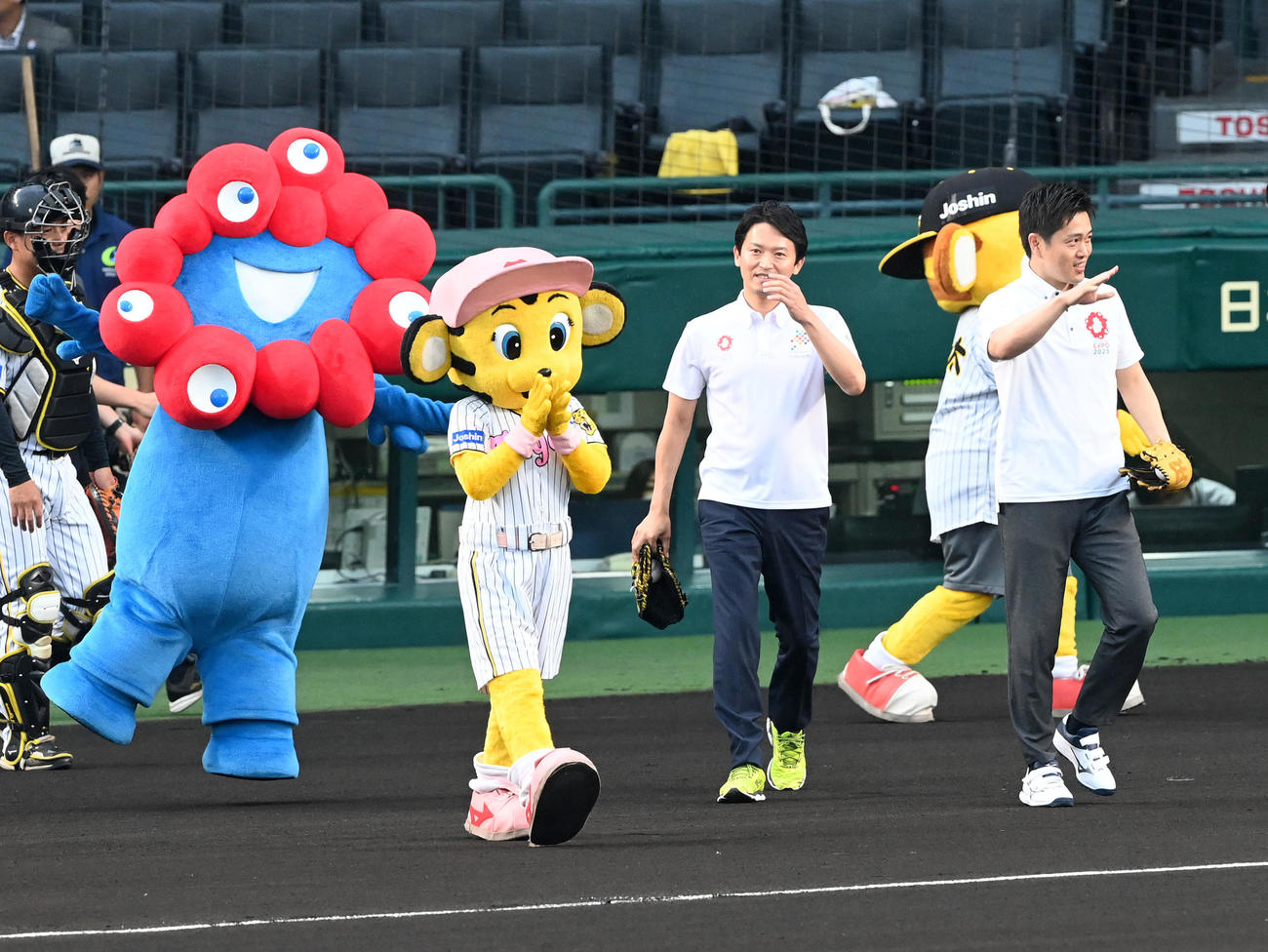 阪神対オリックス　ファーストピッチセレモニーに向かう吉村大阪府知事（右）と斎藤兵庫県知事（撮影・前岡正明）