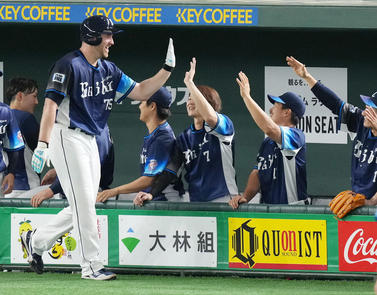 巨人対西武　3回表西武1死一、三塁、外崎の右前適時打で生還しナインとタッチを交わすエンス（左）（撮影・横山健太）
