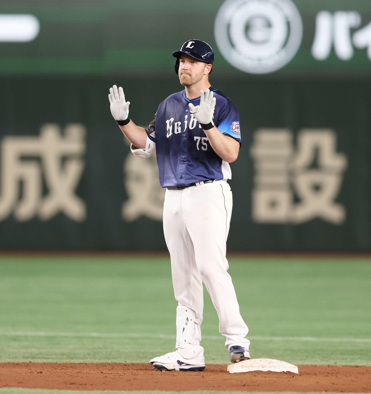 巨人対西武　3回表西武無死、二塁打を放ったエンス（撮影・宮地輝）
