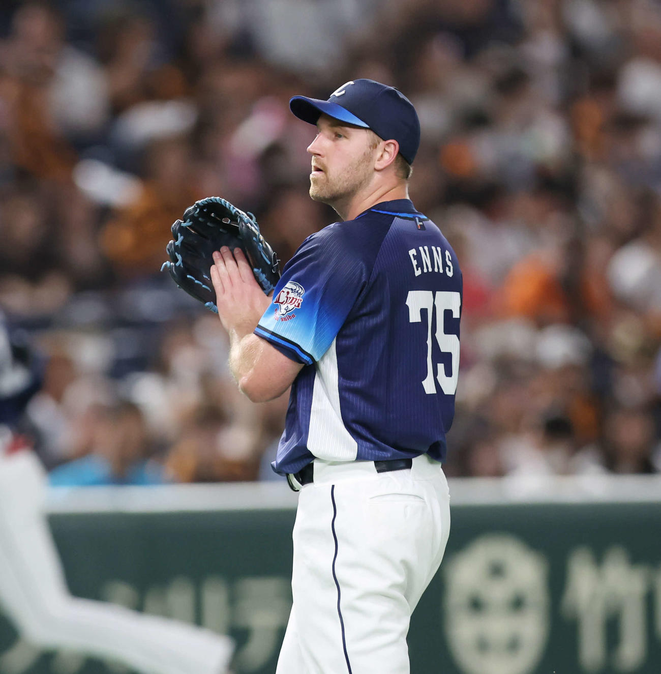 巨人対西武　1回裏を無失点に抑え、グラブをたたく西武先発のエンス（撮影・宮地輝）