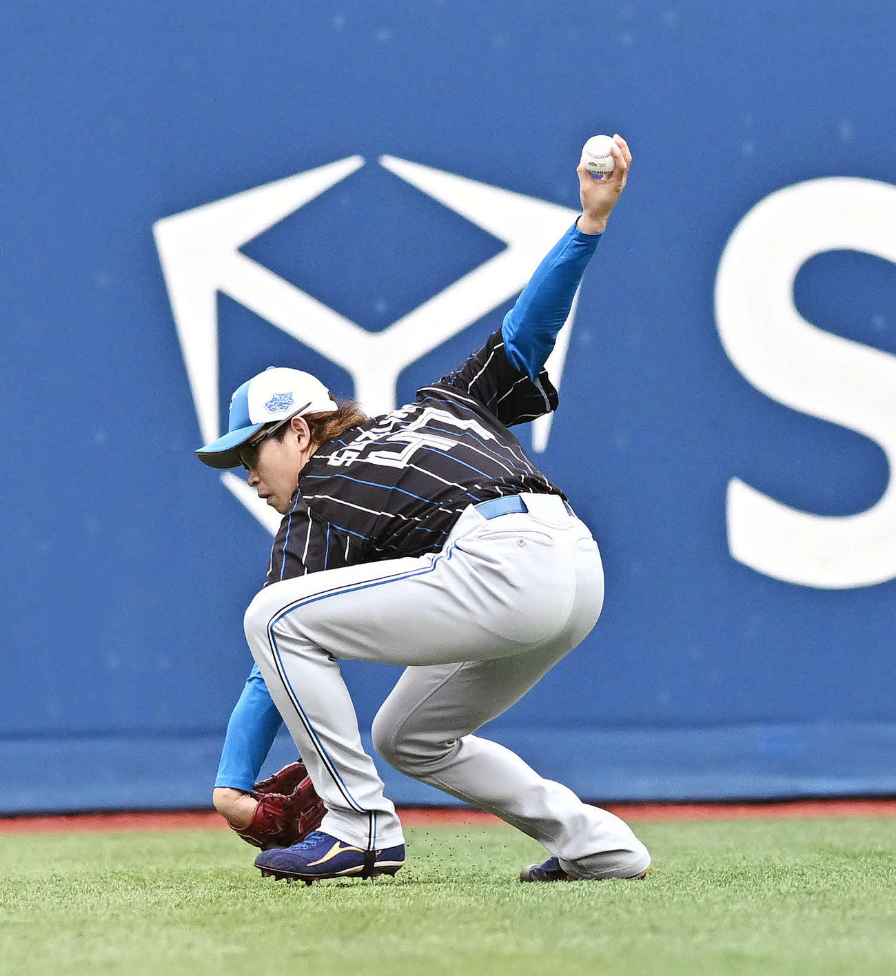 DeNA対日本ハム　試合前練習のキャッチボールで調整する日本ハム鈴木（撮影・滝沢徹郎）