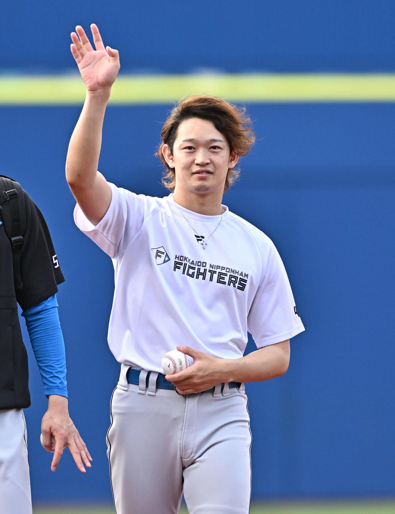 DeNA対日本ハム　試合前練習を終えた日本ハム鈴木はファンに手を振り引き上げる（撮影・滝沢徹郎）
