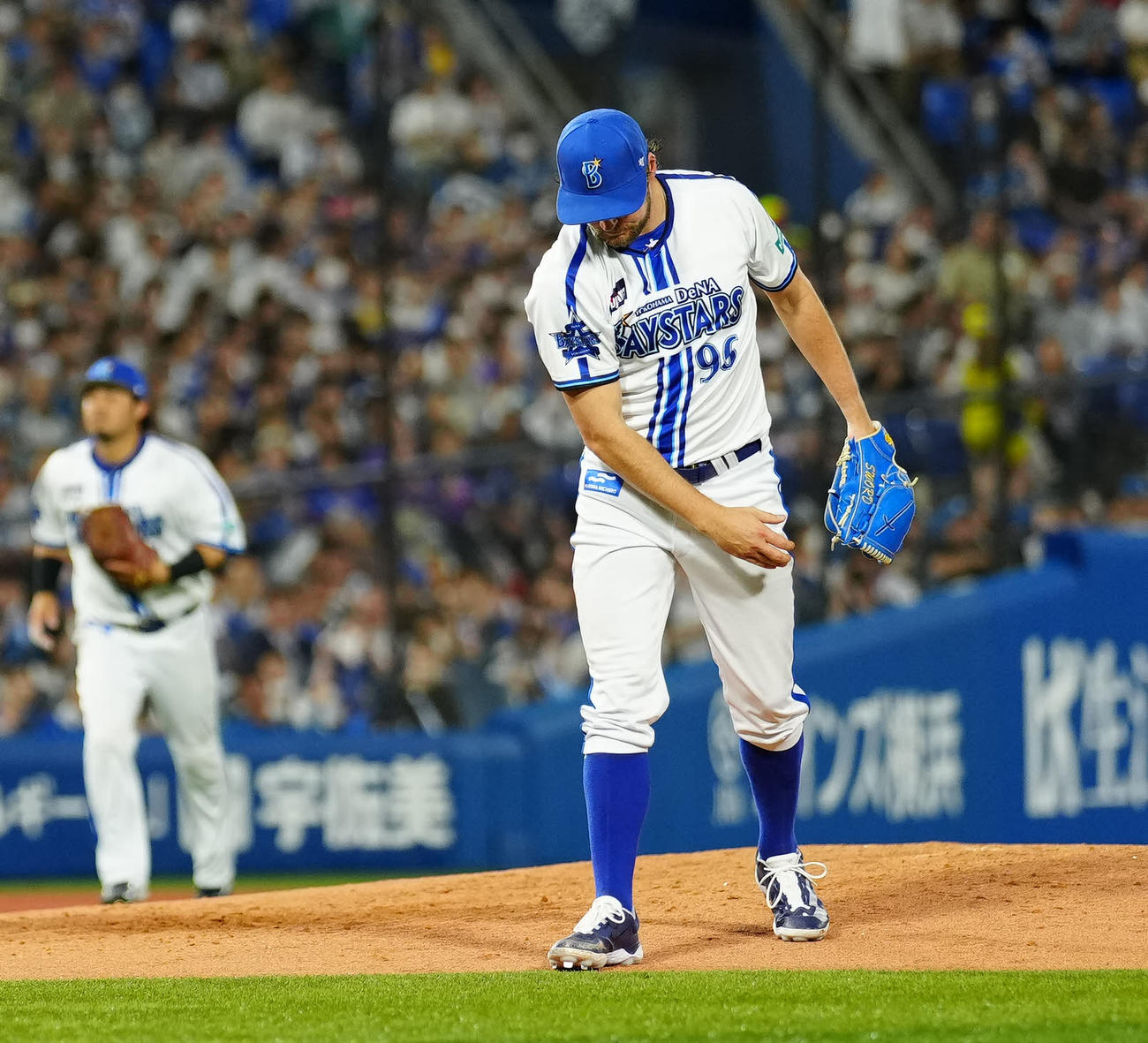DeNA対日本ハム　6回表日本ハム2死、アルカンタラから空振り三振を奪い、刀ポーズを披露するバウアー（撮影・江口和貴）