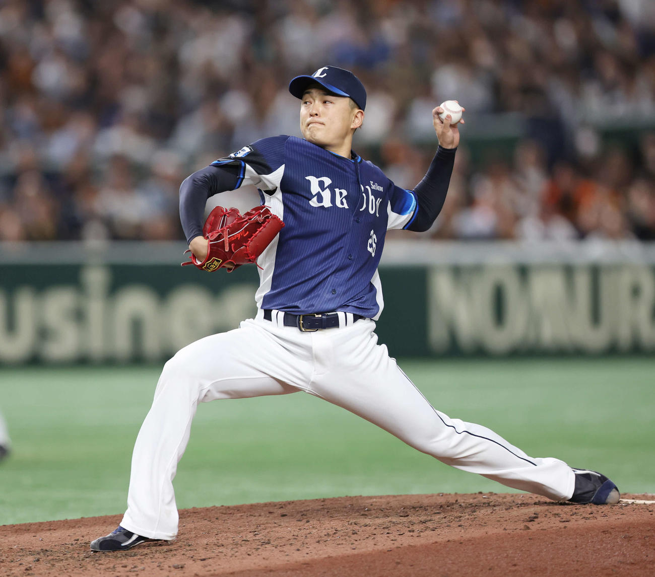 巨人対西武　3回裏途中、西武2番手で登板し、力投する佐々木（撮影・宮地輝）