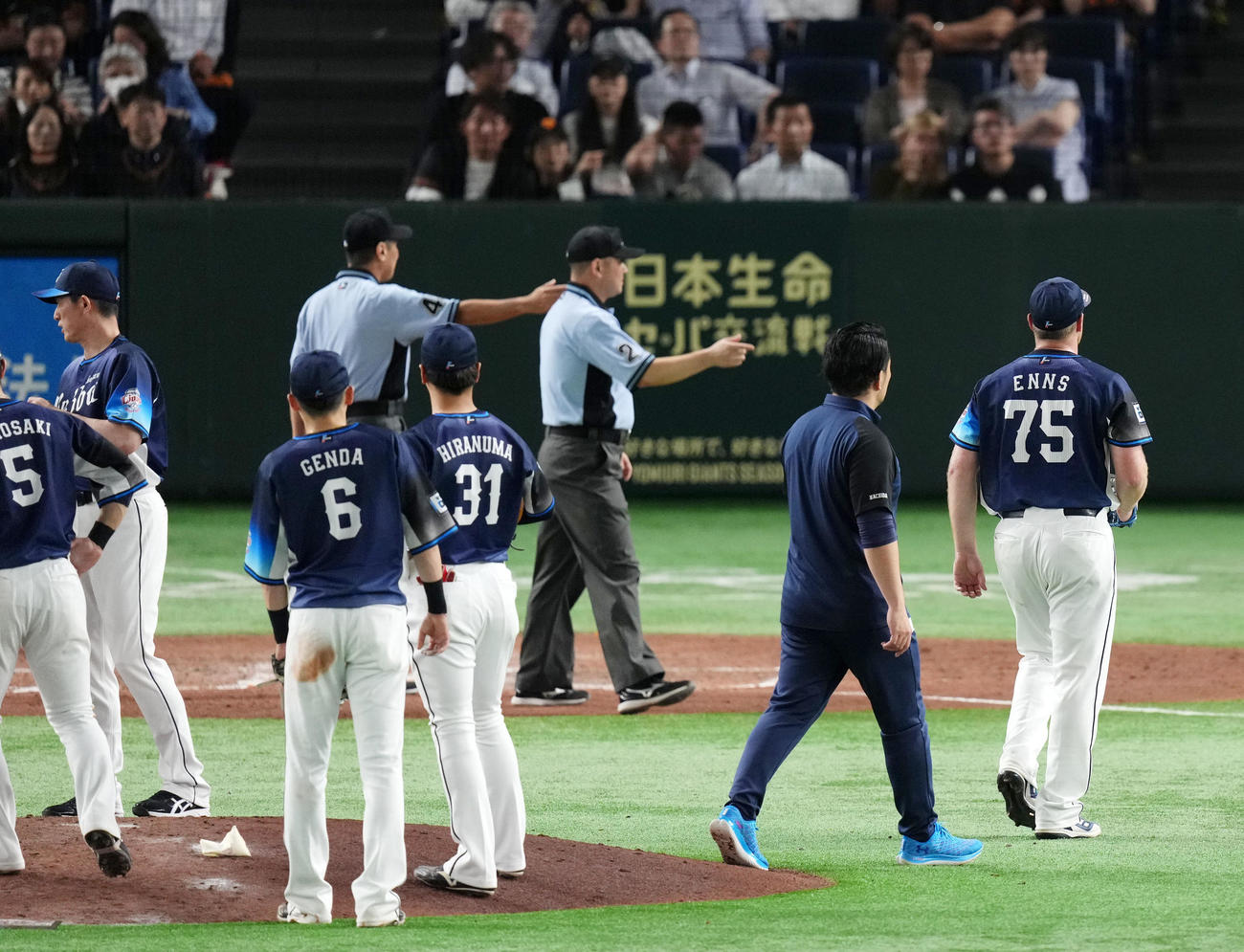 巨人対西武　3回裏巨人2死二塁、マウンドを降りるエンス（右）（撮影・横山健太）