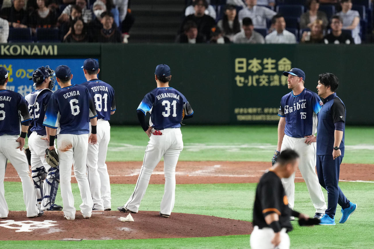 巨人対西武　3回裏巨人2死二塁、マウンドに戻るエンス（右から2人目）（撮影・横山健太）