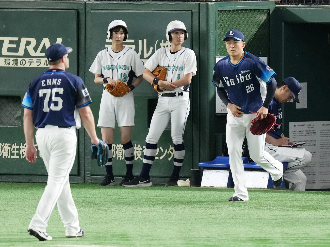 巨人対西武　3回裏巨人2死一塁、マウンドへ向かう佐々木。左はエンス（撮影・横山健太）