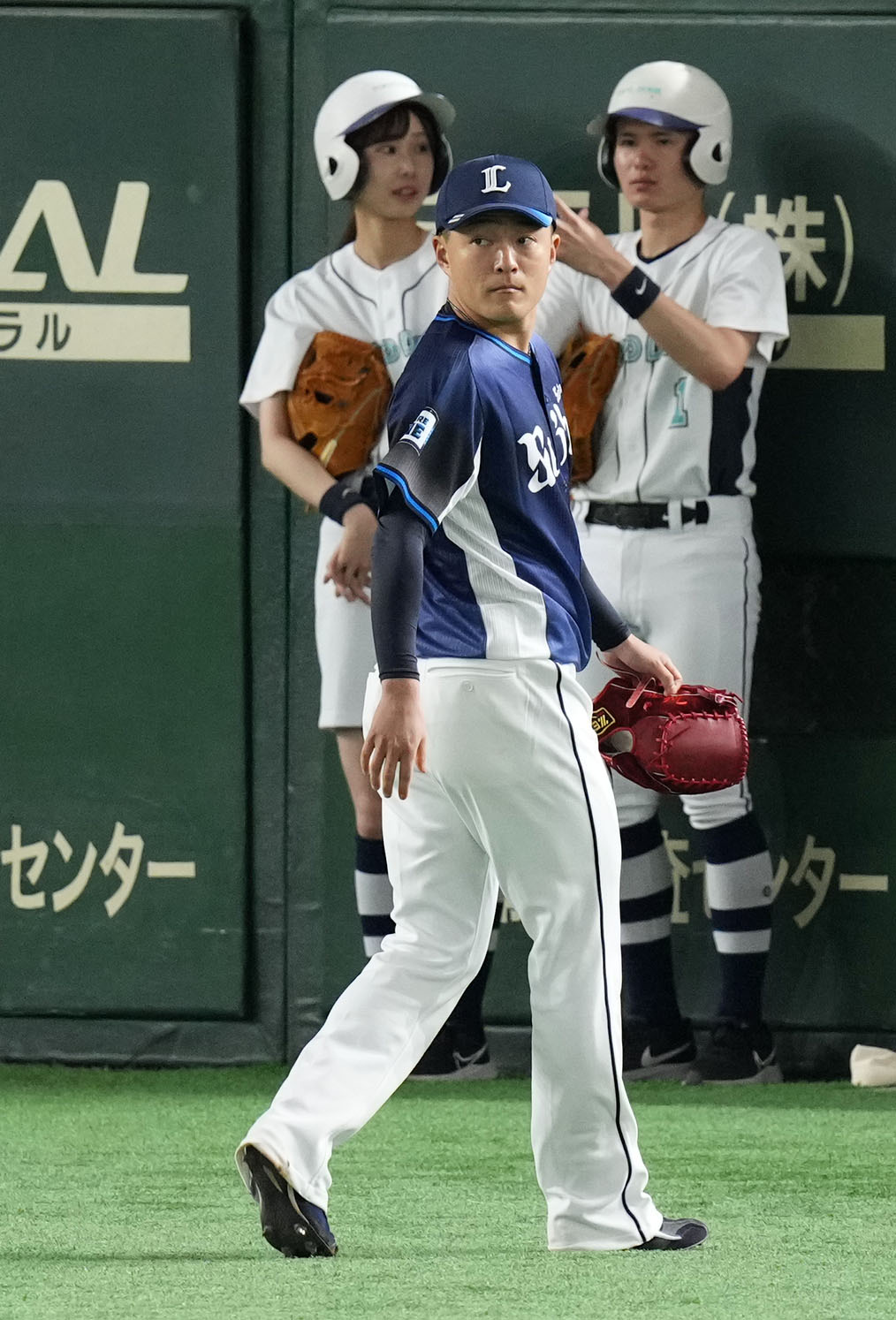 巨人対西武　3回裏巨人2死二塁、ベンチに戻る佐々木（撮影・横山健太）