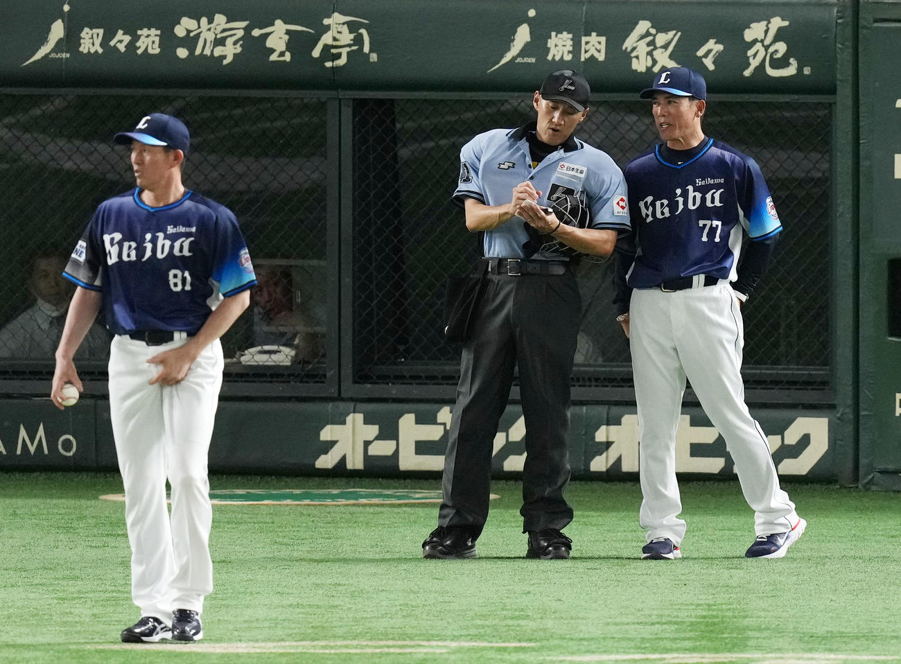 巨人対西武　3回裏巨人2死一塁、投手交代を告げる松井監督（右）（撮影・横山健太）