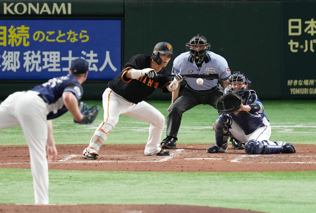 巨人対西武　2回裏巨人無死一、二塁、投犠打を決める大城卓。投手エンス、捕手古賀（撮影・横山健太）