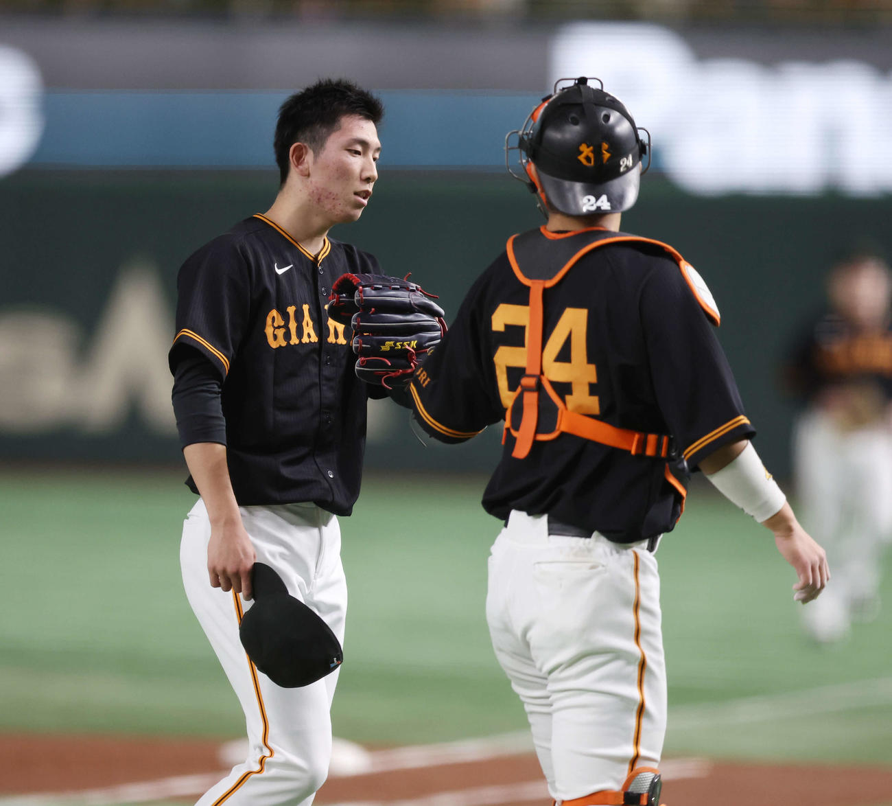 巨人対西武　1回表を無失点に抑え、巨人大城卓（右）とタッチを交わす戸郷（撮影・宮地輝）