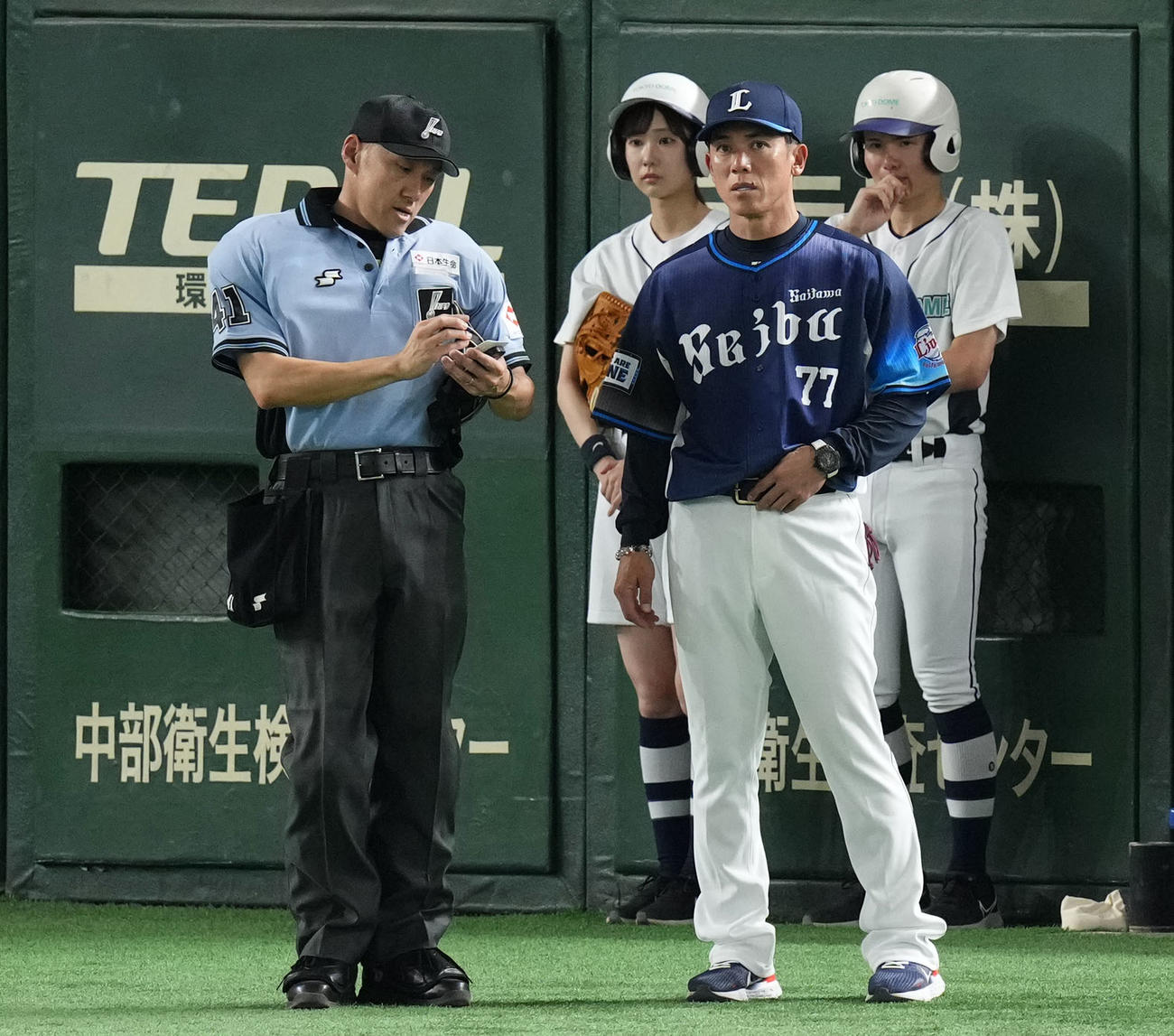 巨人対西武　3回裏巨人2死二塁、投手交代を告げる松井監督（右）（撮影・横山健太）