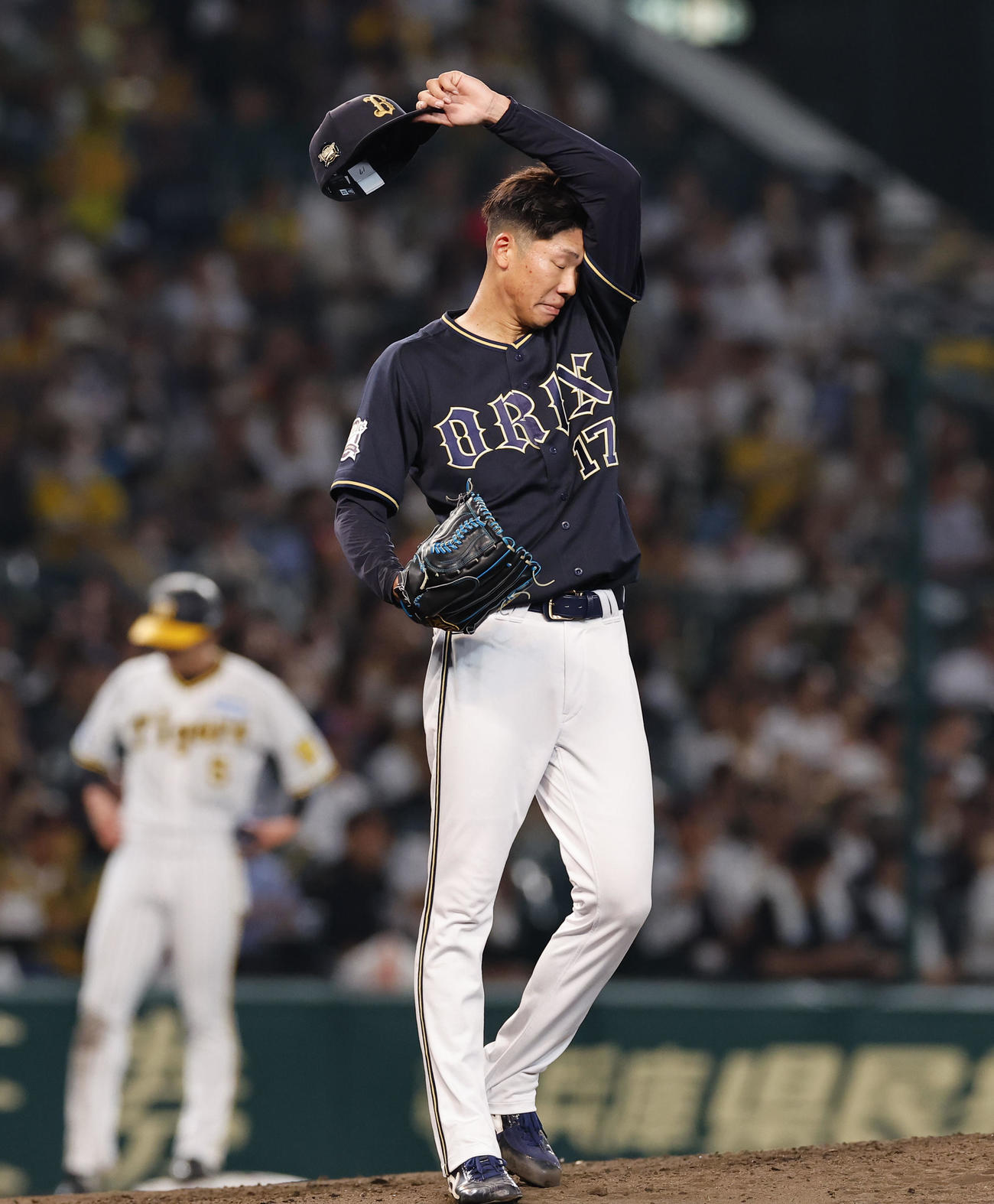 阪神対オリックス　4回裏阪神2死三塁、交代を告げられ汗をぬぐうオリックス曽谷（撮影・藤尾明華）