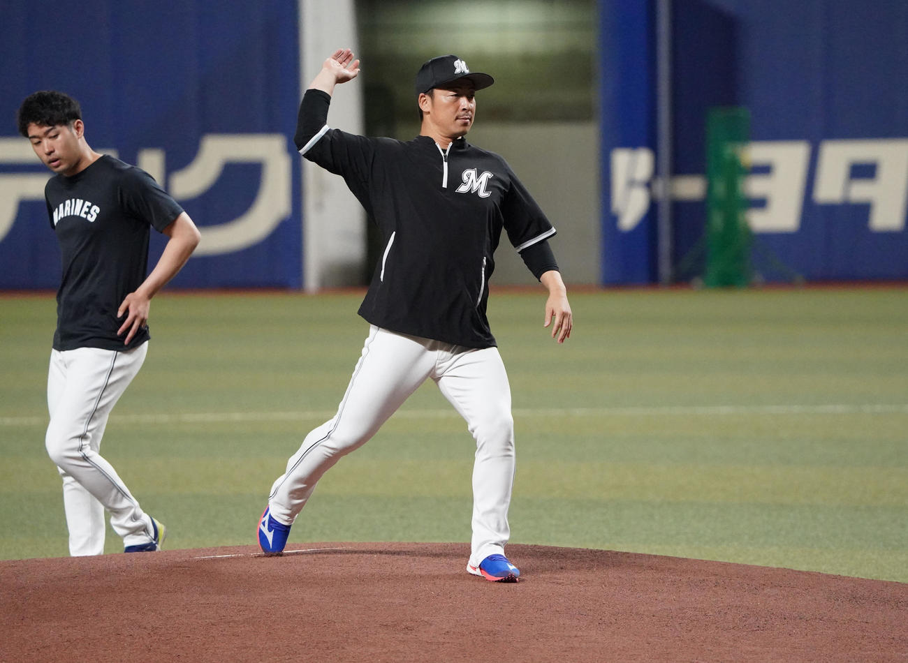 中日対ロッテ　試合前、マウンドを確かめる美馬（撮影・森本幸一）