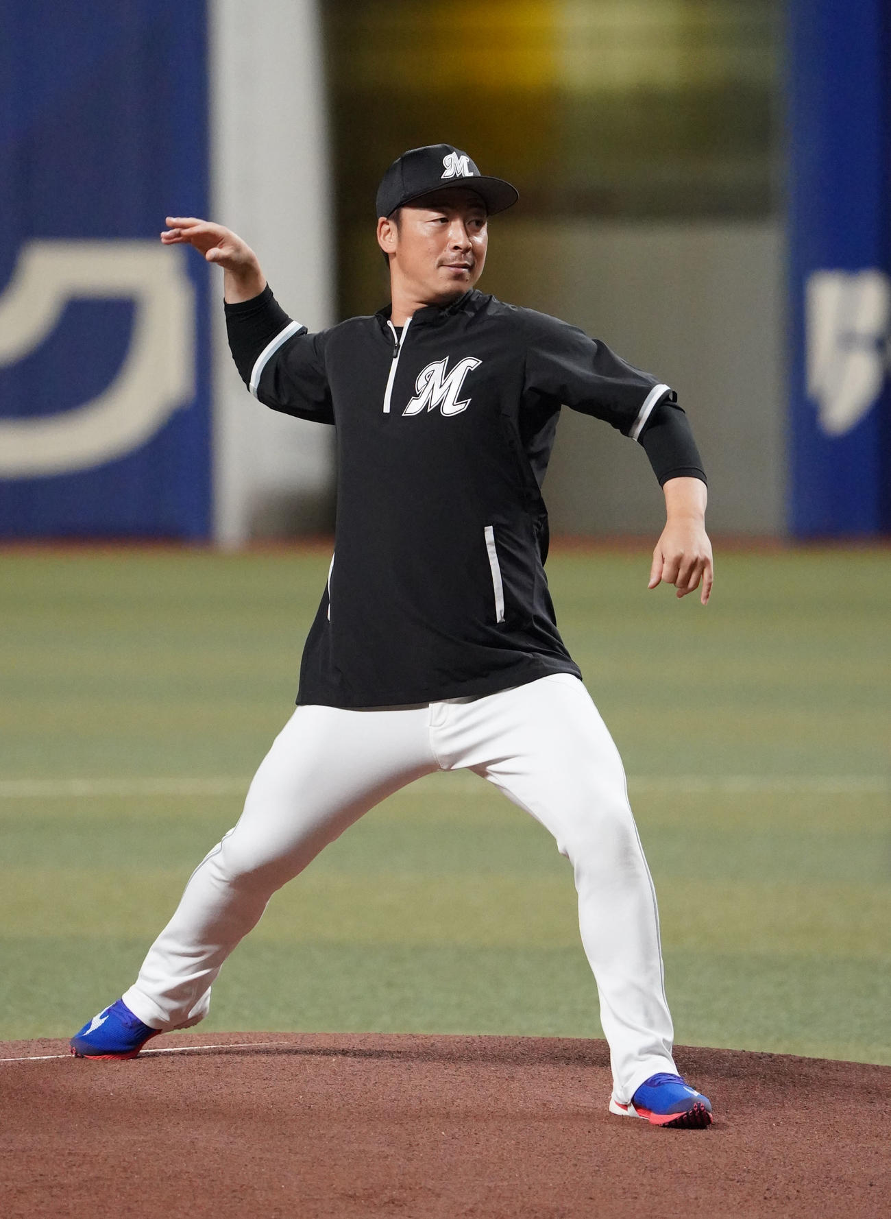 中日対ロッテ　試合前、マウンドを確かめる美馬（撮影・森本幸一）