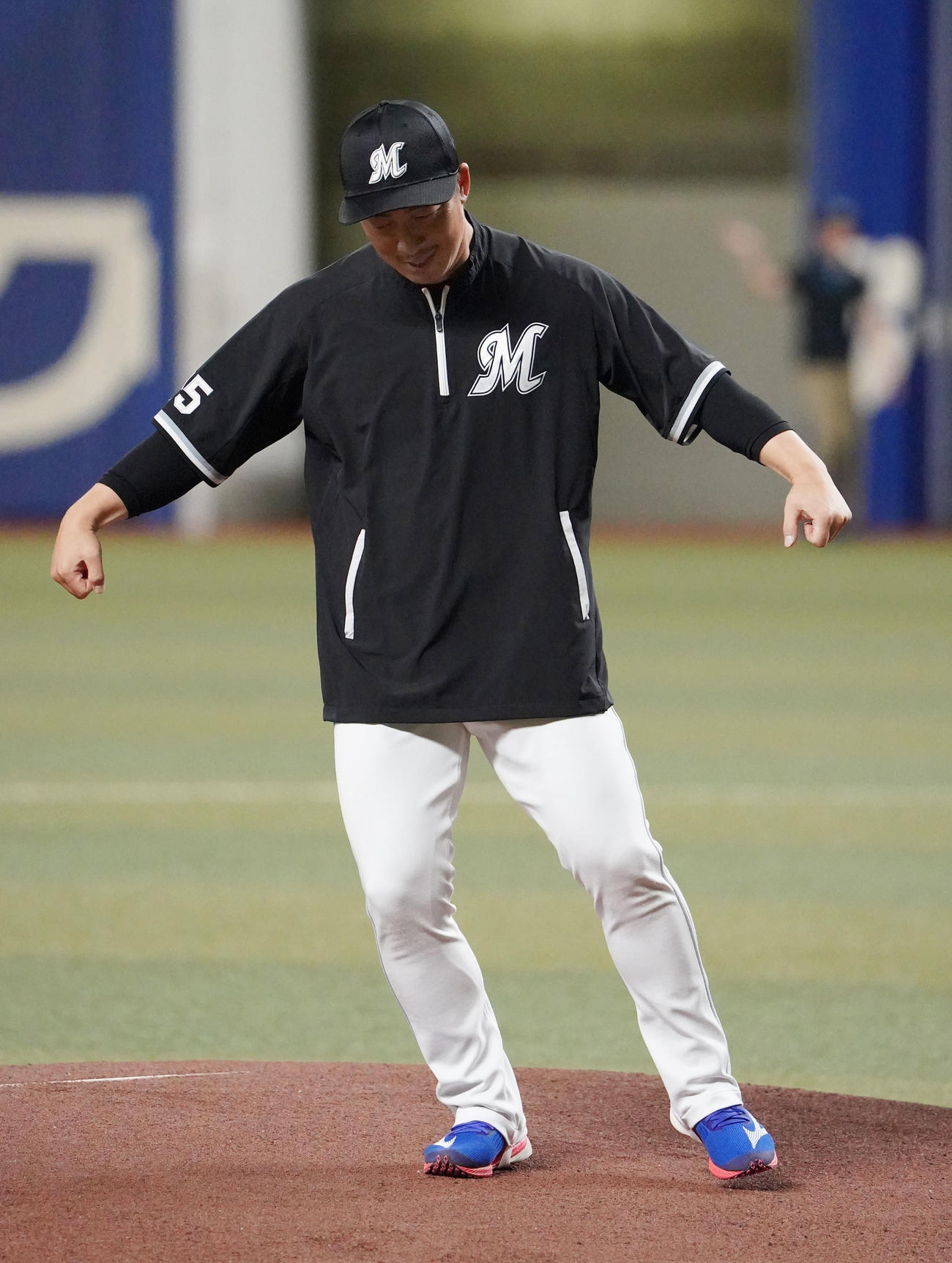 中日対ロッテ　試合前、マウンドを確かめる美馬（撮影・森本幸一）