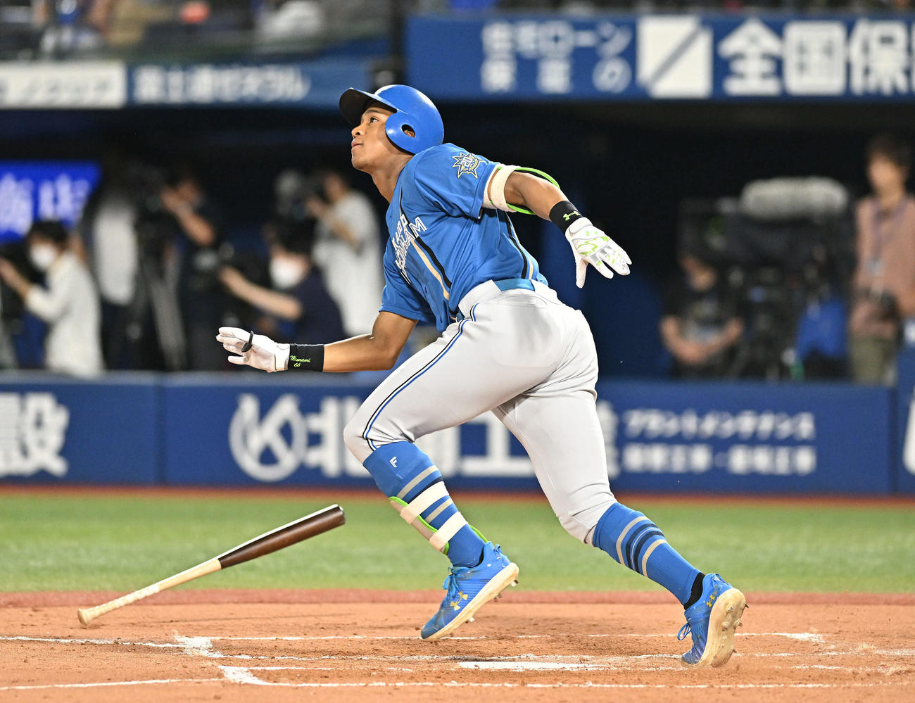 DeNA対日本ハム　7回表日本ハム2死、万波は左中間へソロ本塁打を放つ（撮影・滝沢徹郎）