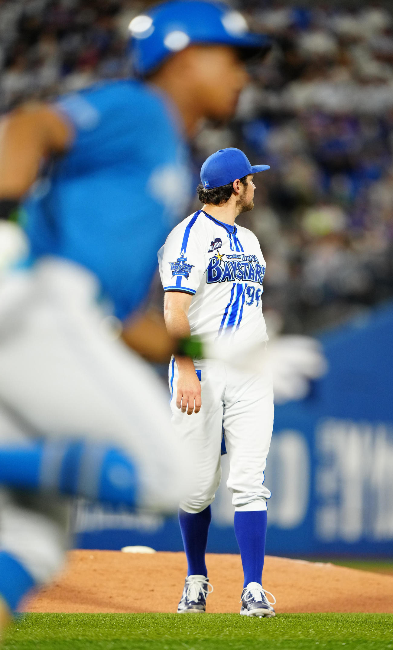 DeNA対日本ハム　7回表日本ハム2死、万波（手前）にソロ本塁打を浴びるバウアー（撮影・江口和貴）