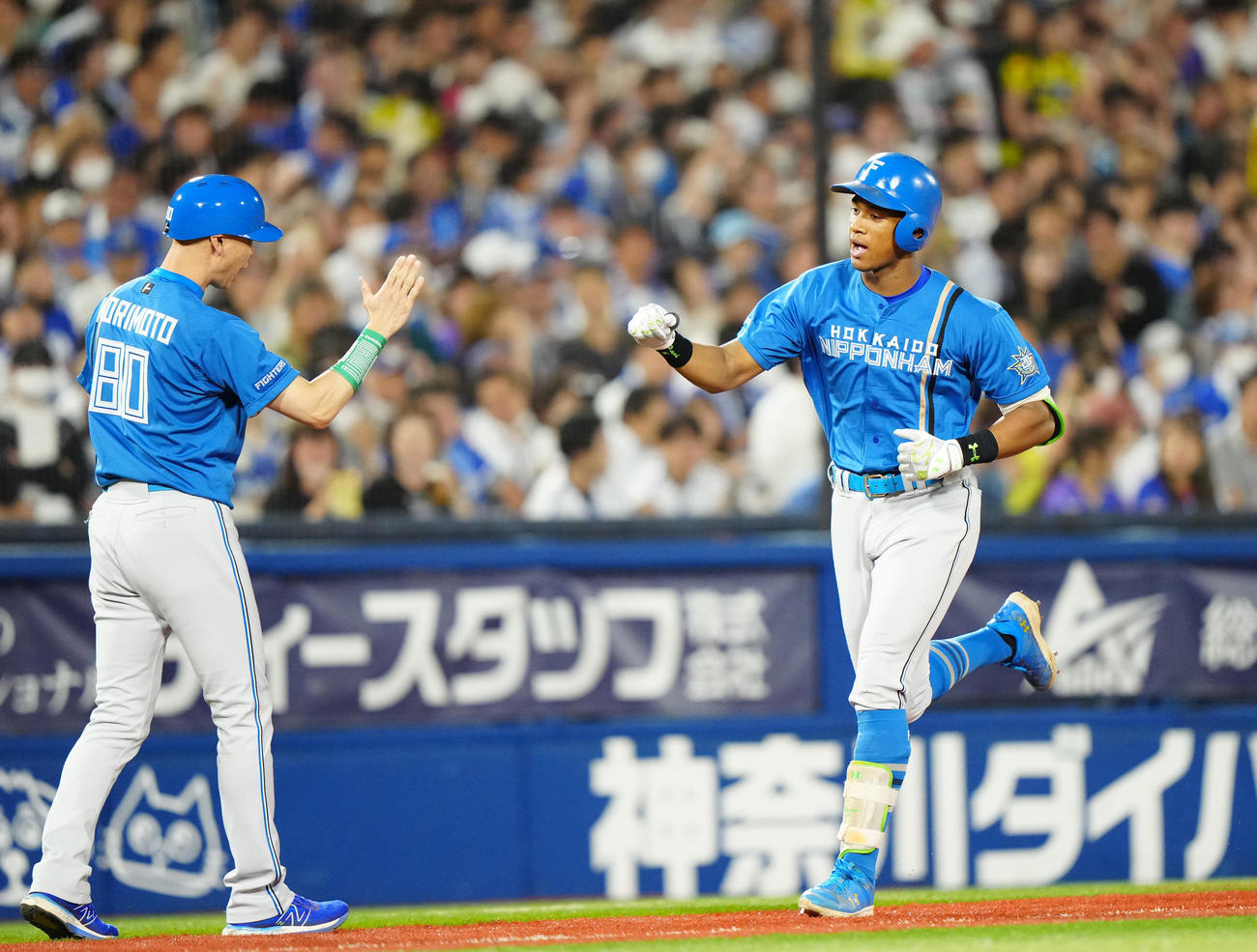 DeNA対日本ハム　7回表日本ハム2死、ソロ本塁打を放った万波（右）（撮影・江口和貴）