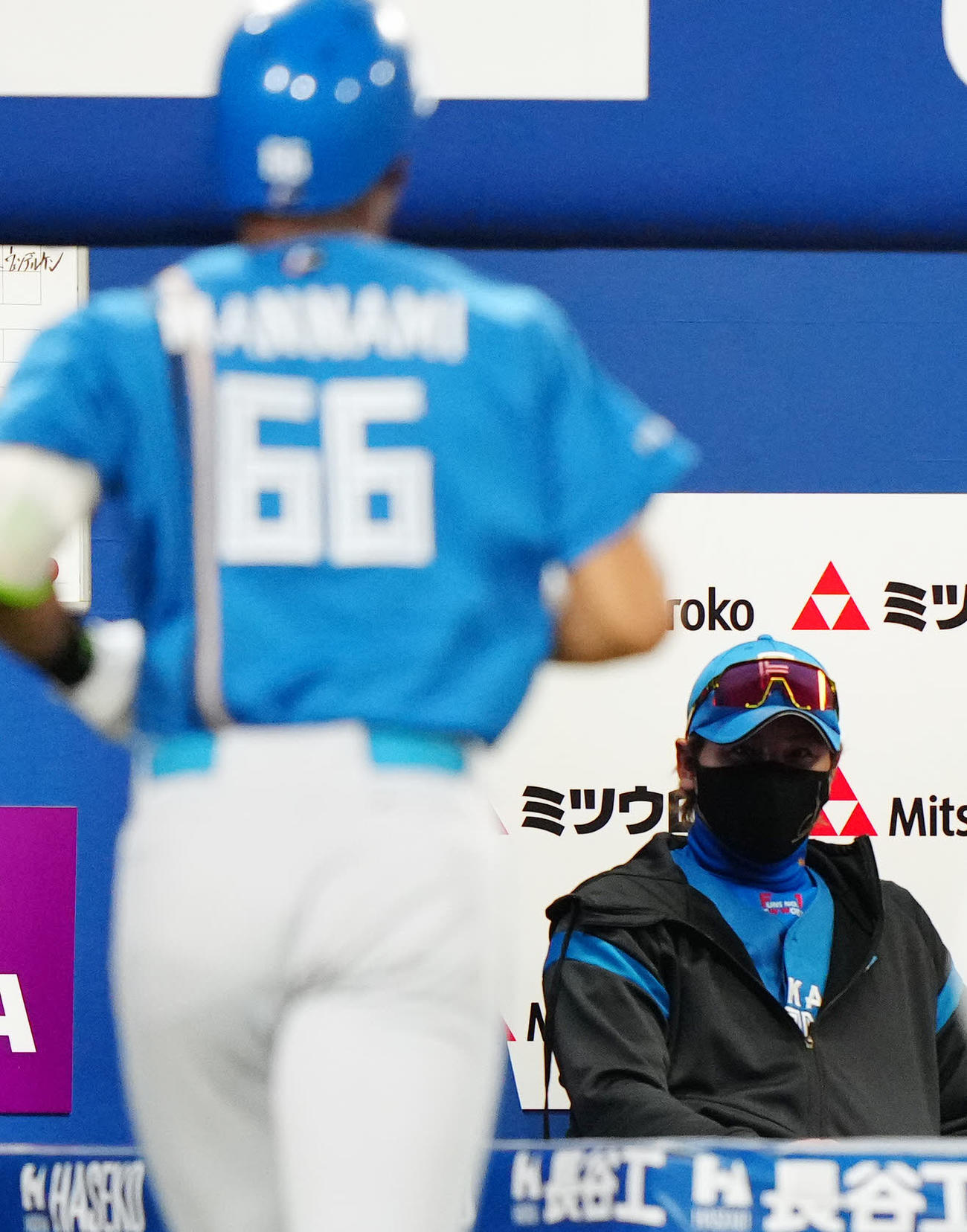 DeNA対日本ハム　7回表日本ハム2死、ソロ本塁打を放った万波（手前）を見つめる新庄監督（撮影・江口和貴）