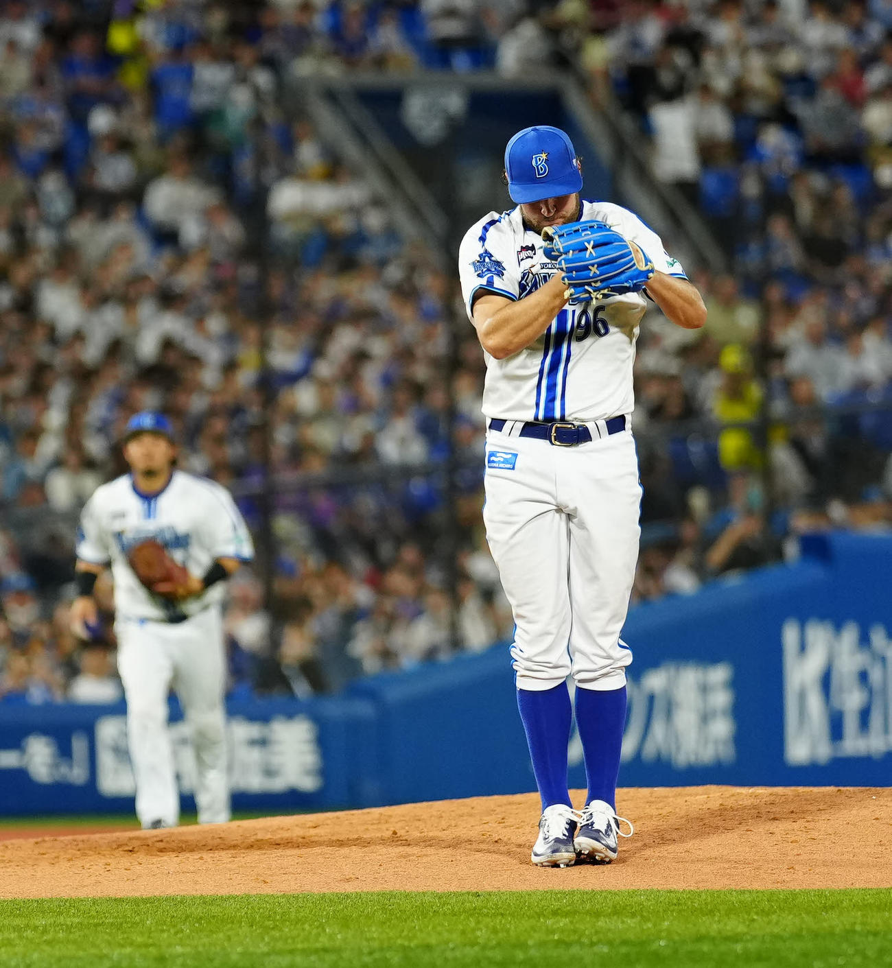 DeNA対日本ハム　6回表日本ハム2死、アルカンタラから空振り三振を奪い、刀ポーズを披露するバウアー（撮影・江口和貴）