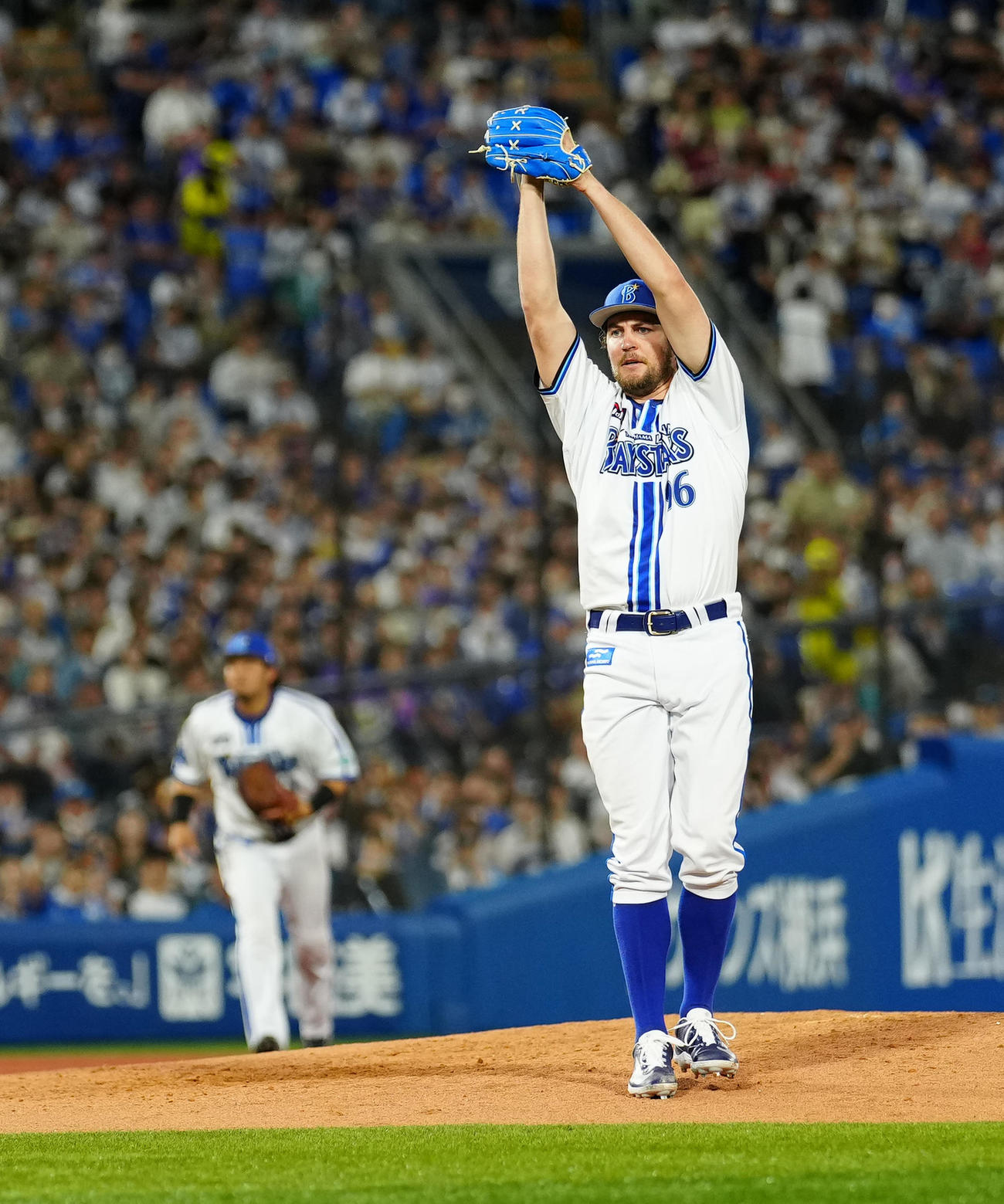 DeNA対日本ハム　6回表日本ハム2死、アルカンタラから空振り三振を奪い、刀ポーズを披露するバウアー（撮影・江口和貴）