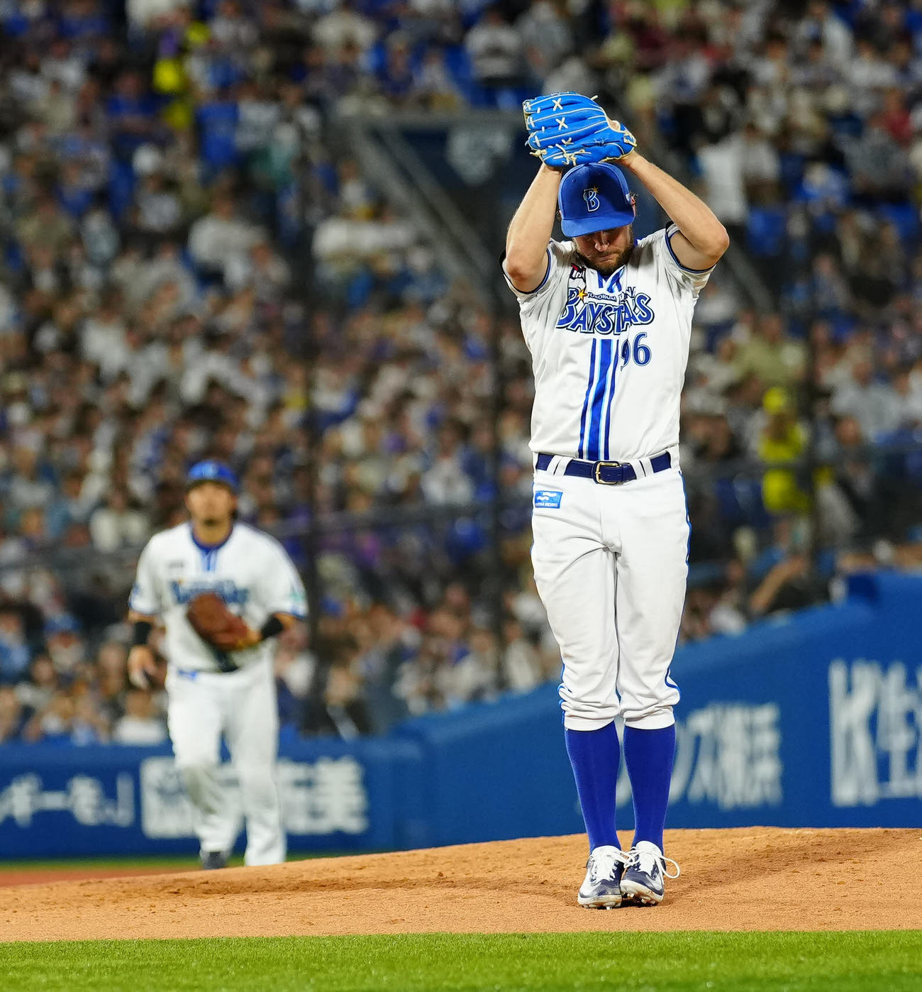 DeNA対日本ハム　6回表日本ハム2死、アルカンタラから空振り三振を奪い、刀ポーズを披露するバウアー（撮影・江口和貴）