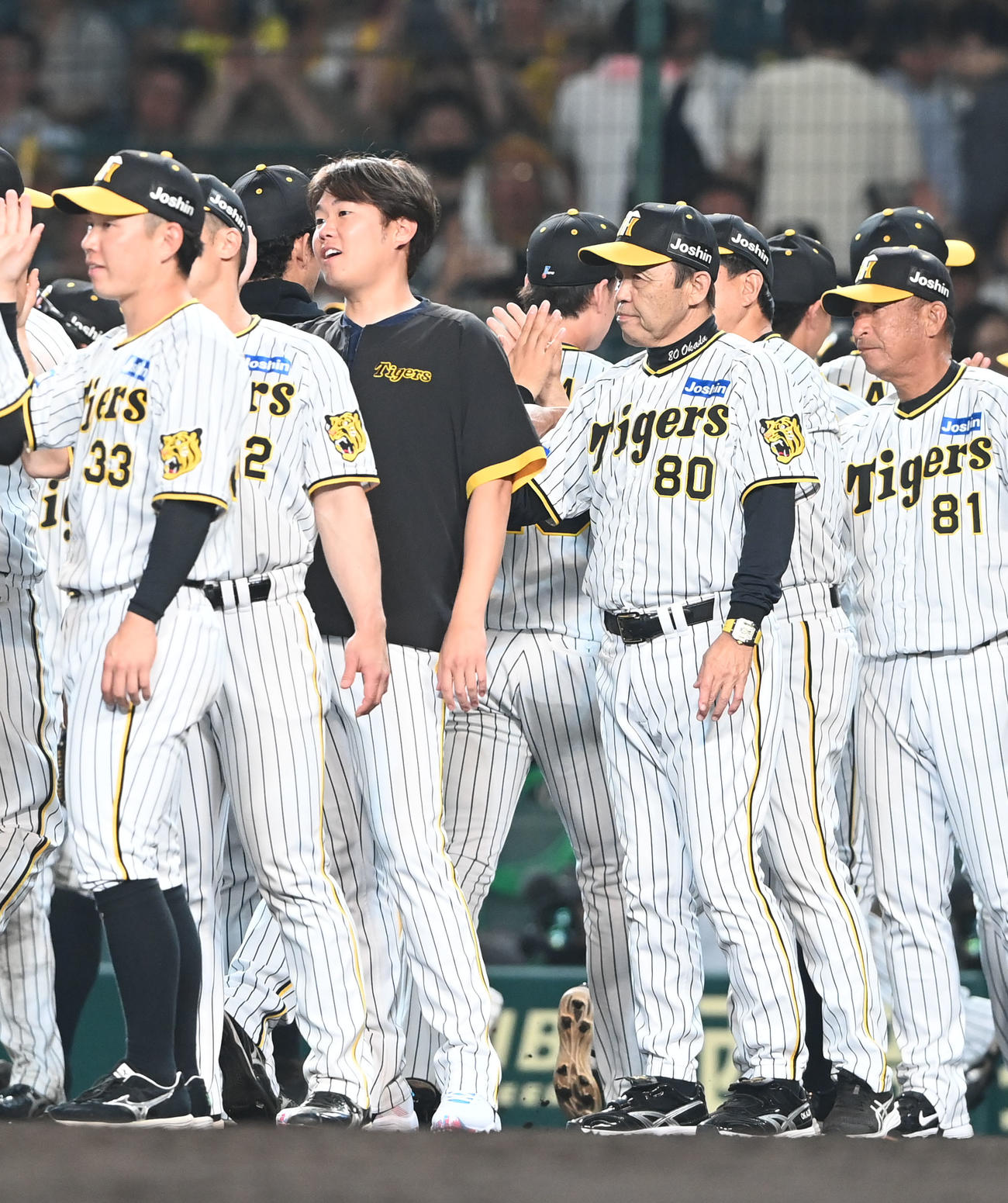 阪神対オリックス　オリックスに勝利し12球団から勝ち星を挙げた阪神西勇は笑顔でナインとタッチを交わす（撮影・和賀正仁）