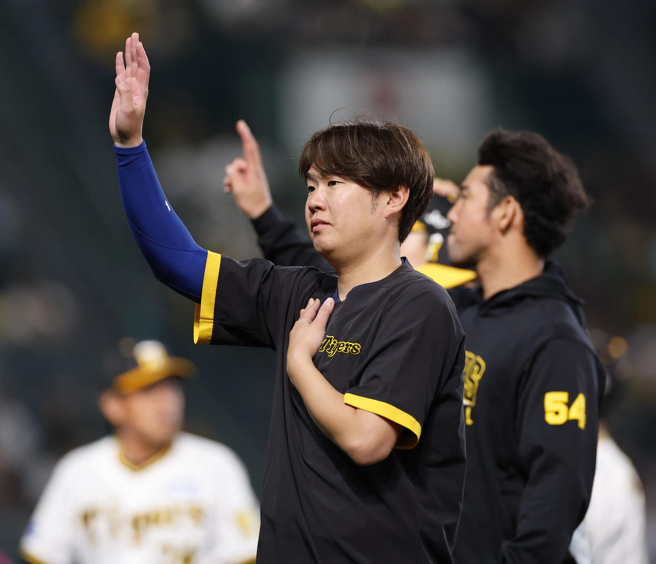 阪神対オリックス　12球団勝利を飾り、ファンに手を振る阪神西勇（撮影・藤尾明華）