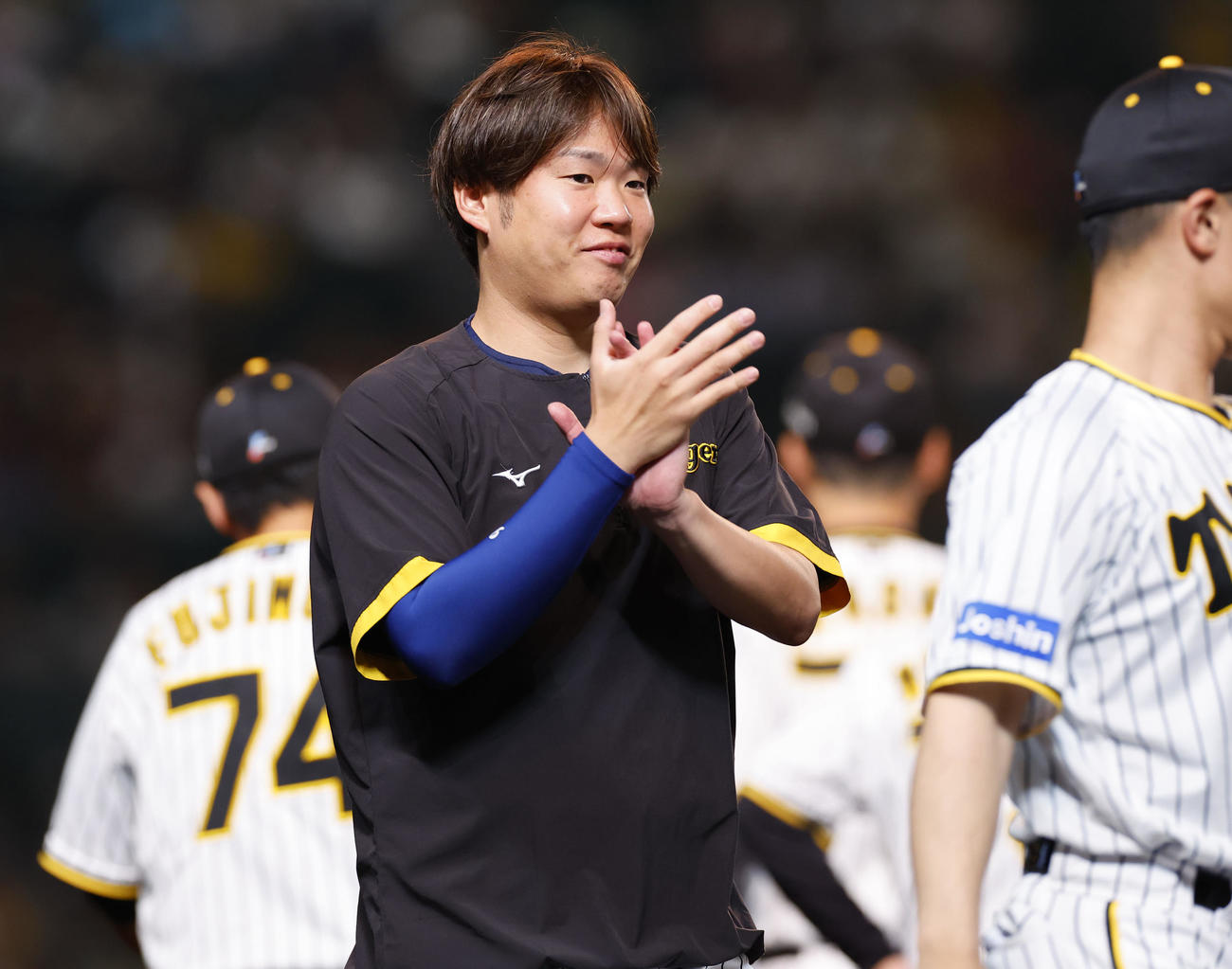 阪神対オリックス　12球団勝利を飾り、手をたたく阪神西勇（撮影・藤尾明華）