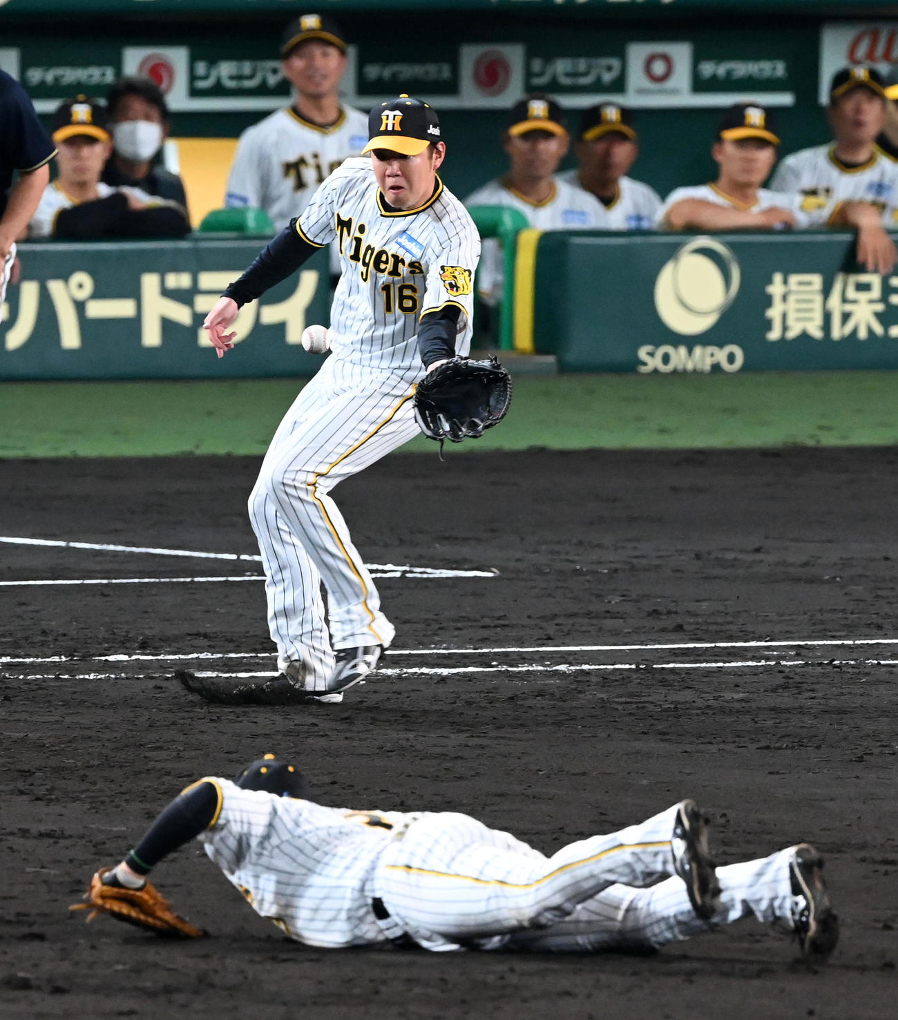 阪神対オリックス　5回表オリックス2死一、二塁、森の一塁への打球を好捕した大山からのトスを受ける西勇（撮影・前岡正明）