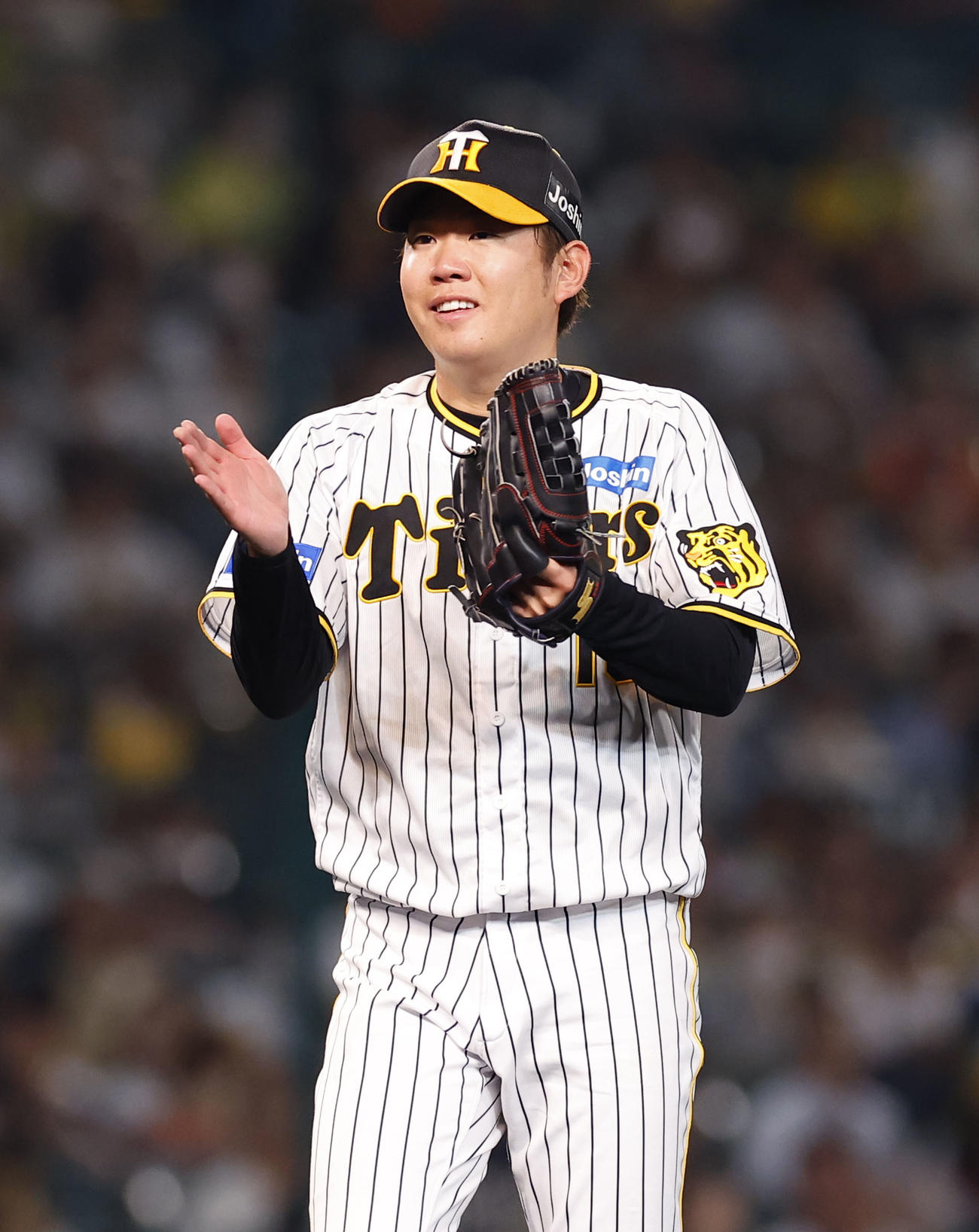 阪神対オリックス　6回表オリックス2死、ゴンザレスを三振に仕留めグラブをたたく阪神西勇（撮影・藤尾明華）