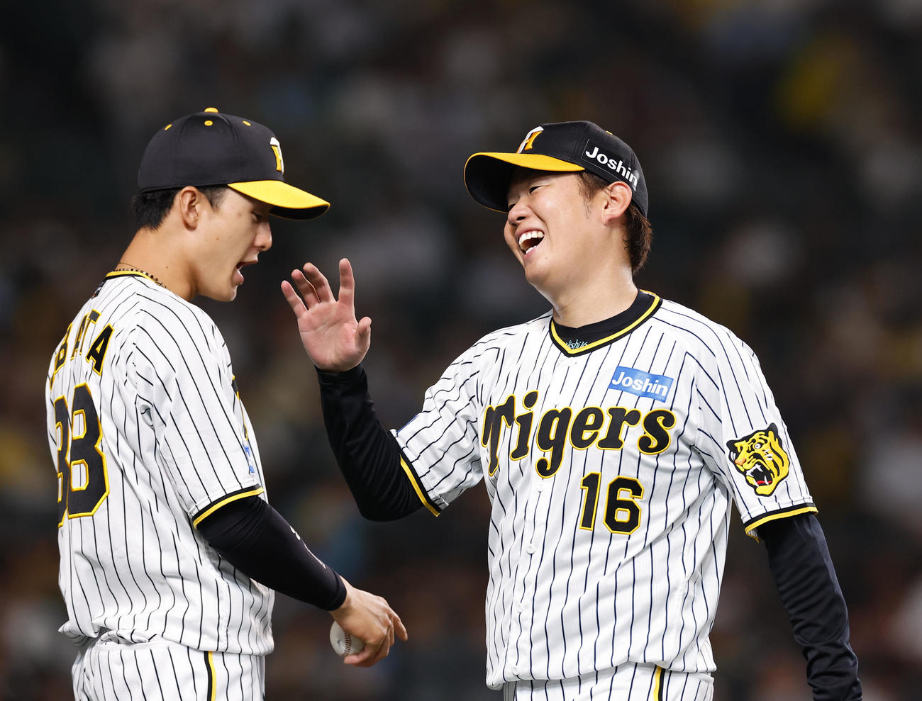 阪神対オリックス　6回表を投げ終え、笑顔でベンチに戻る阪神西勇（撮影・藤尾明華）