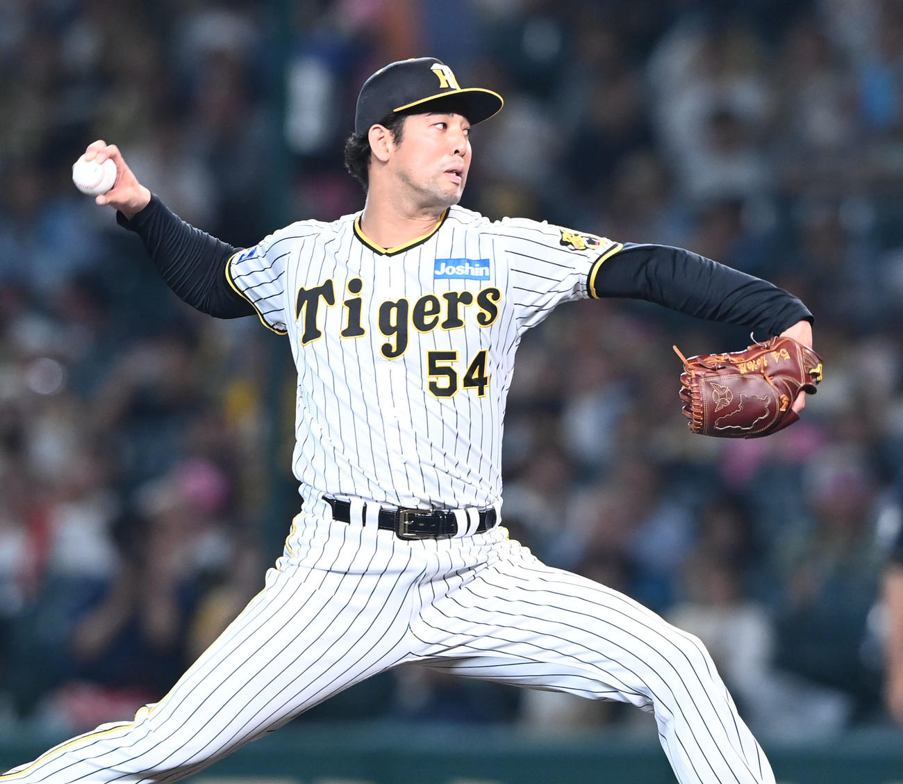 阪神対オリックス　7回に登板する阪神加治屋（撮影・和賀正仁）
