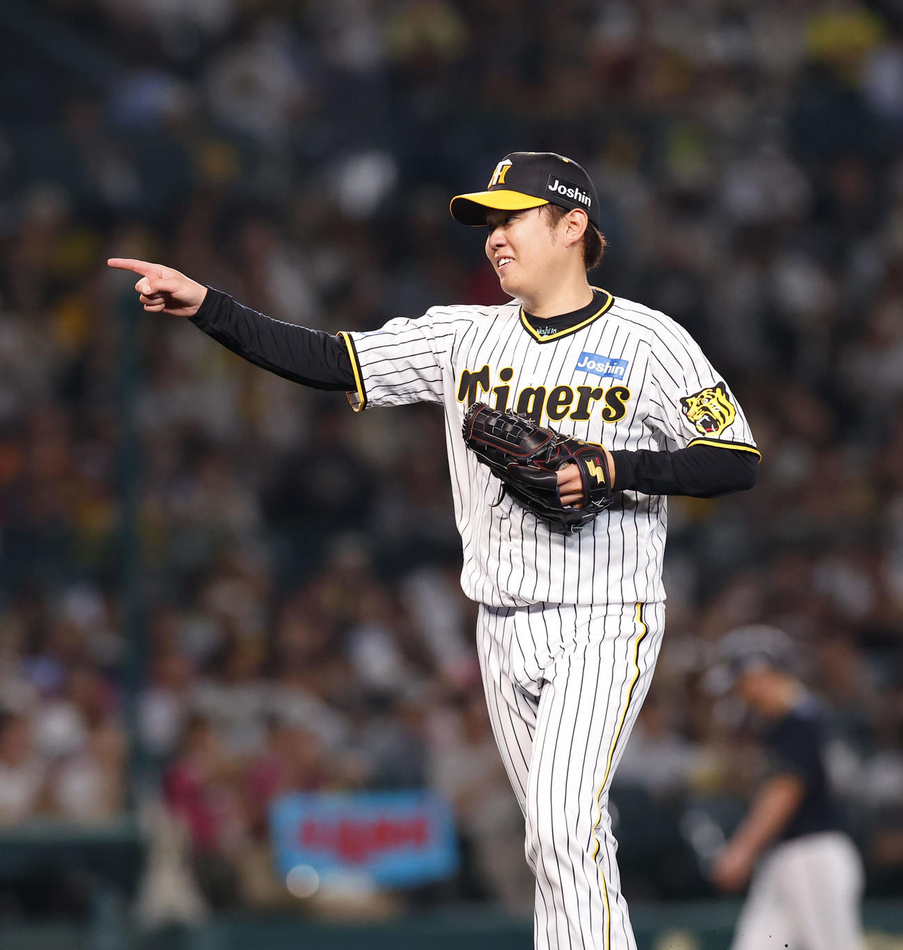 阪神対オリックス　6回表オリックス2死、ゴンザレスを三振に仕留め梅野を指さす阪神西勇（撮影・藤尾明華）