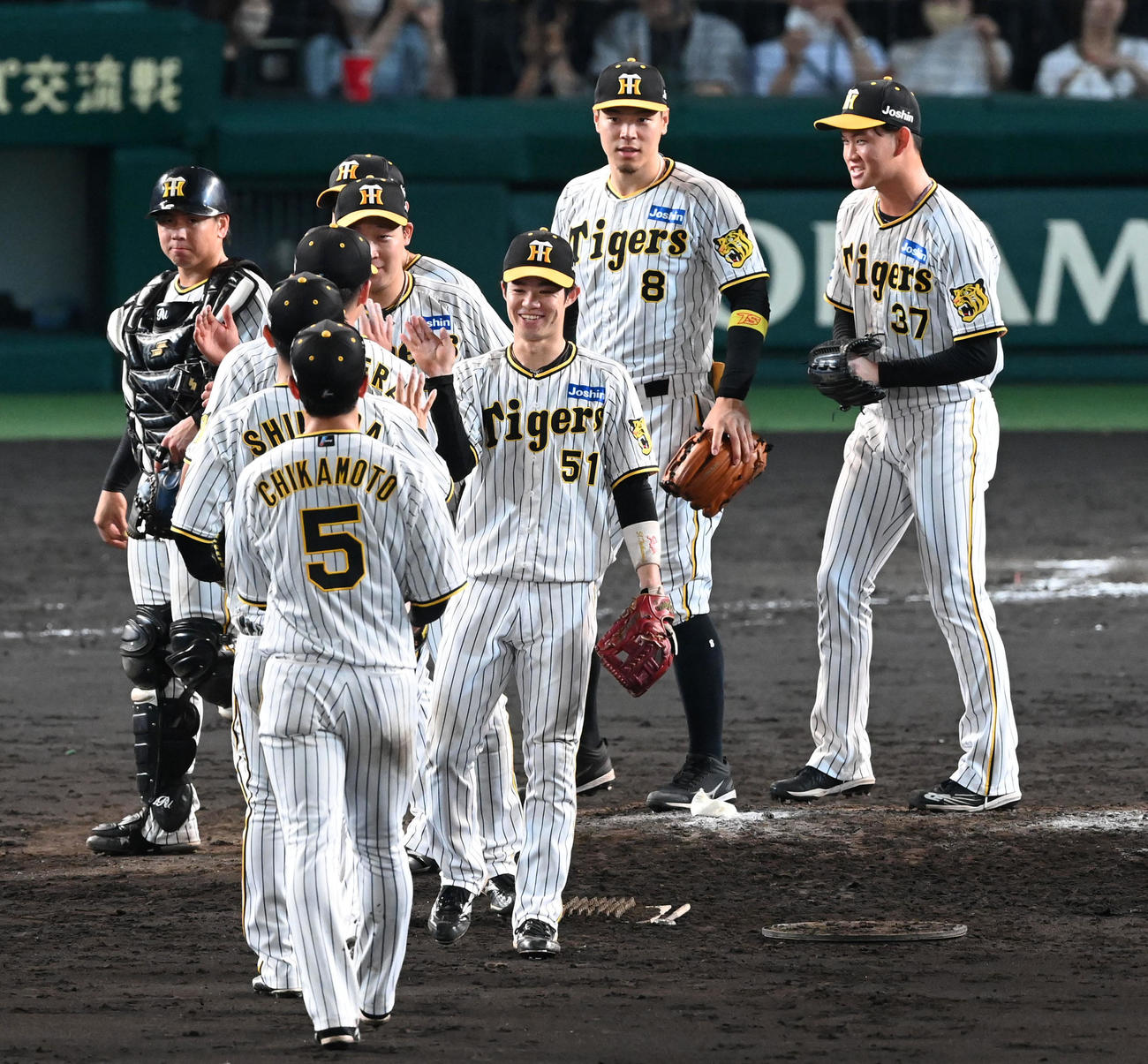 阪神対オリックス　オリックスに勝利、喜ぶ阪神ナイン（撮影・前岡正明）